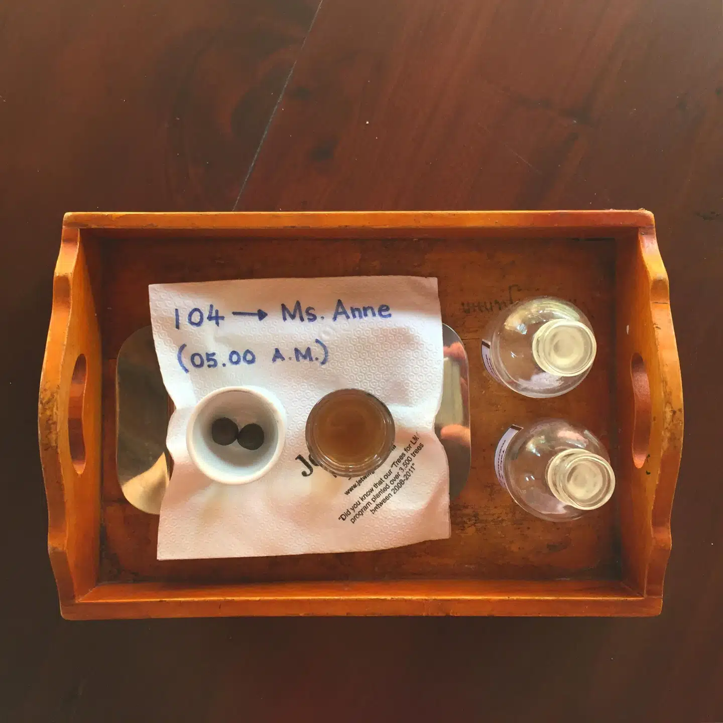 Min morgenmad. To infame piller og et mellemstort glas olie. Og så starter udrensningskuren. Nammenam.