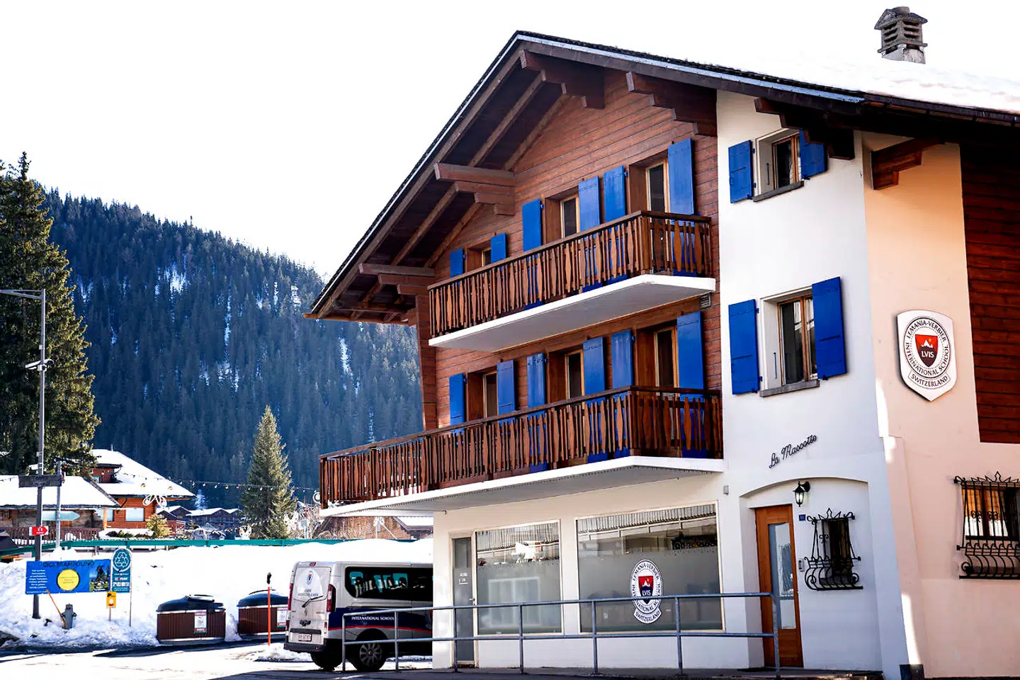 Kronprinsparrets børn, prins Christian, prinsesse Isabella, prins Vincent og prinsesse Josephine, begyndte 6. januar et 12-ugers skoleophold på Lemania-Verbier International School i Verbier i Schweiz.