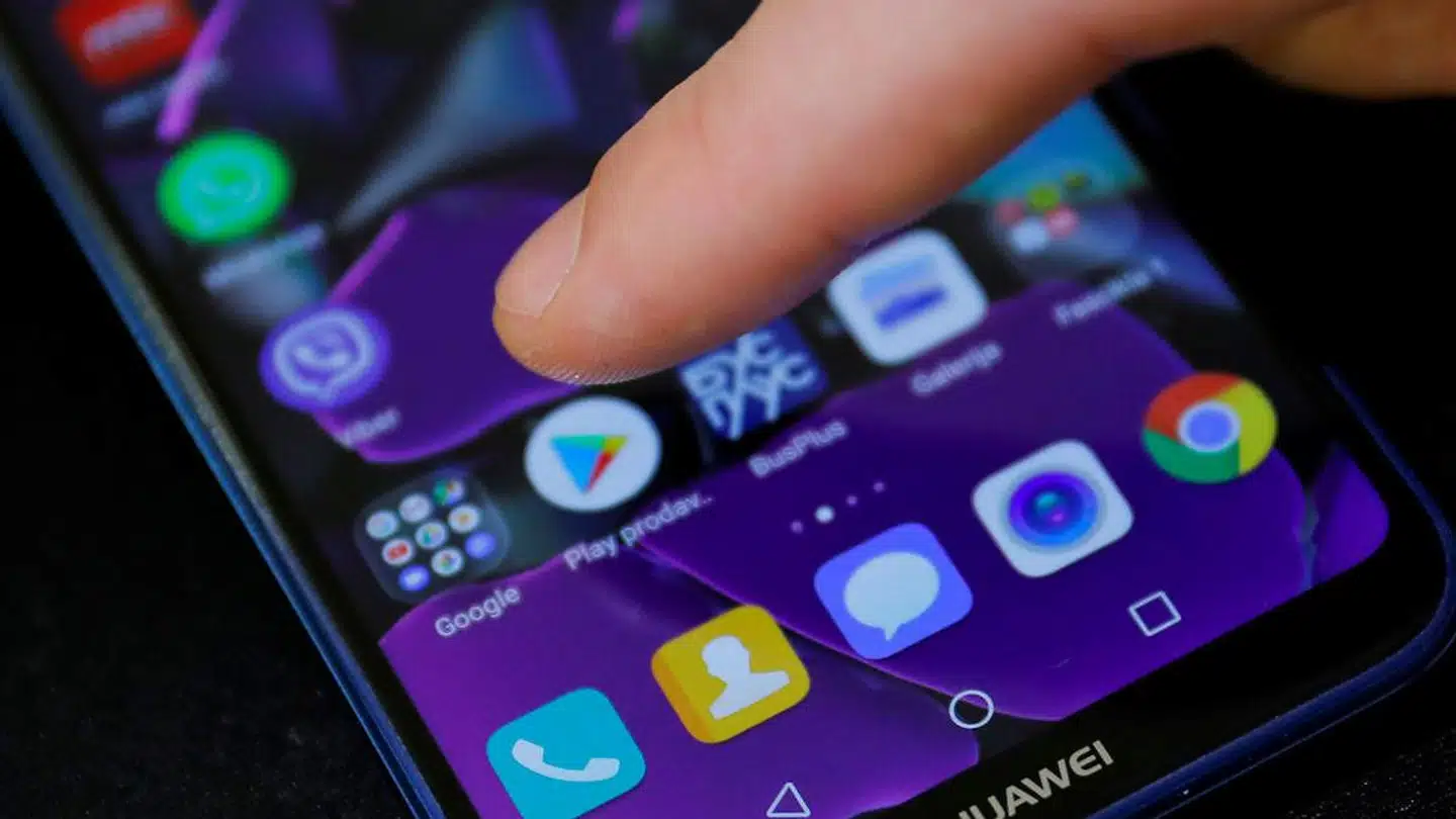 Google står bag Android-mobilsoftware, som ligger på 60 procent af de telefoner, som danskerne køber. Her har Googles søgemaskine altid været installeret fra fabrikken. Nu skal man vælge, om man vil søge gennem en anden søgemaskine.