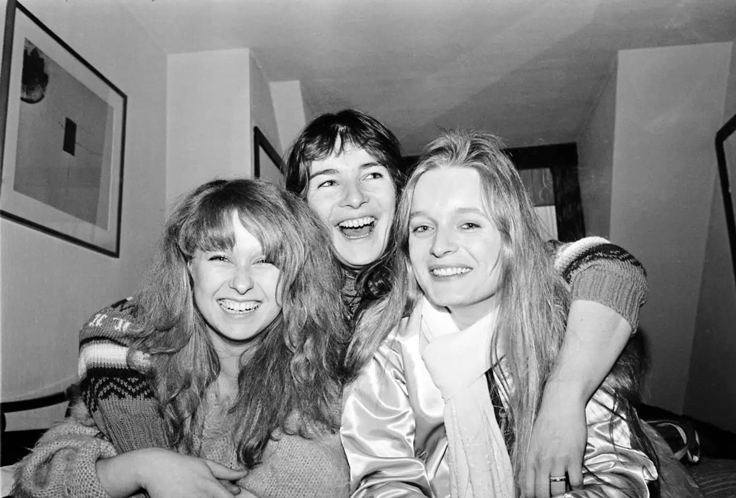 Sanne Salomonsen, Lis Sørensen og Anne Linnet er her fotograferet, en uge efter at de har spillet første koncert i Anne Linnet Band. Lis Sørensen og Anne Linnet kendte hinanden igennem Linnets daværende mand, Holger Laumann, der var musiklærer på Århus Friskole.