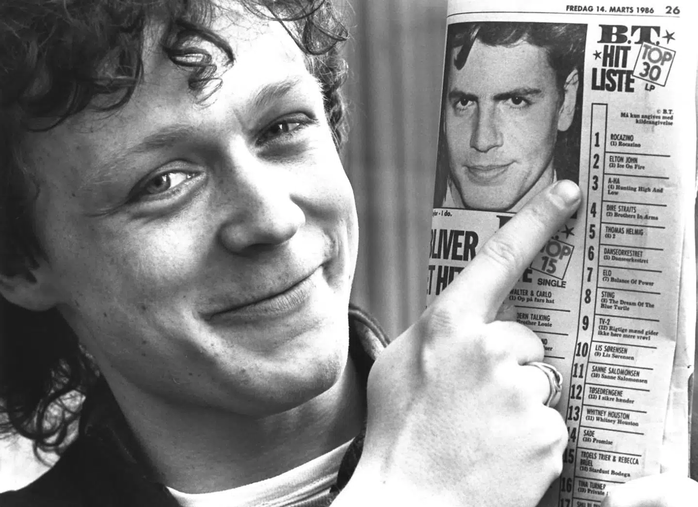 En helt ung Thomas Helmig fejrer succesen med sit andet soloalbum, »2«, i 1986. Det udkom på Gnags' pladeselskab, Genlyd.