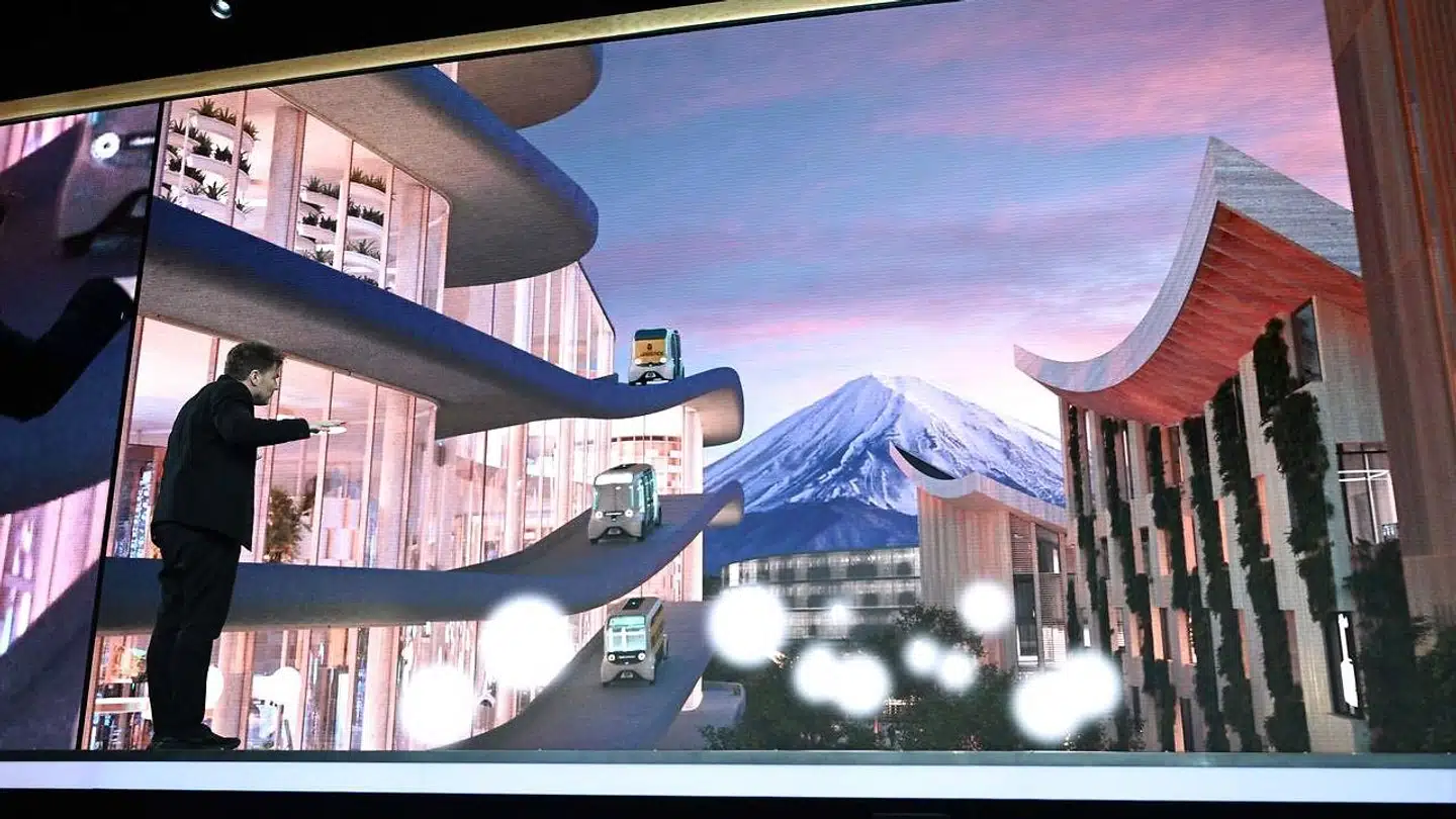 Den danske arkitekt Bjarke Ingels er med til at udvikle den japanske bilproducent Toyotas planlagte smarte by, som ligger for foden af Fuji-bjerget, og hvor selvkørende biler bliver en del af miljøet.
