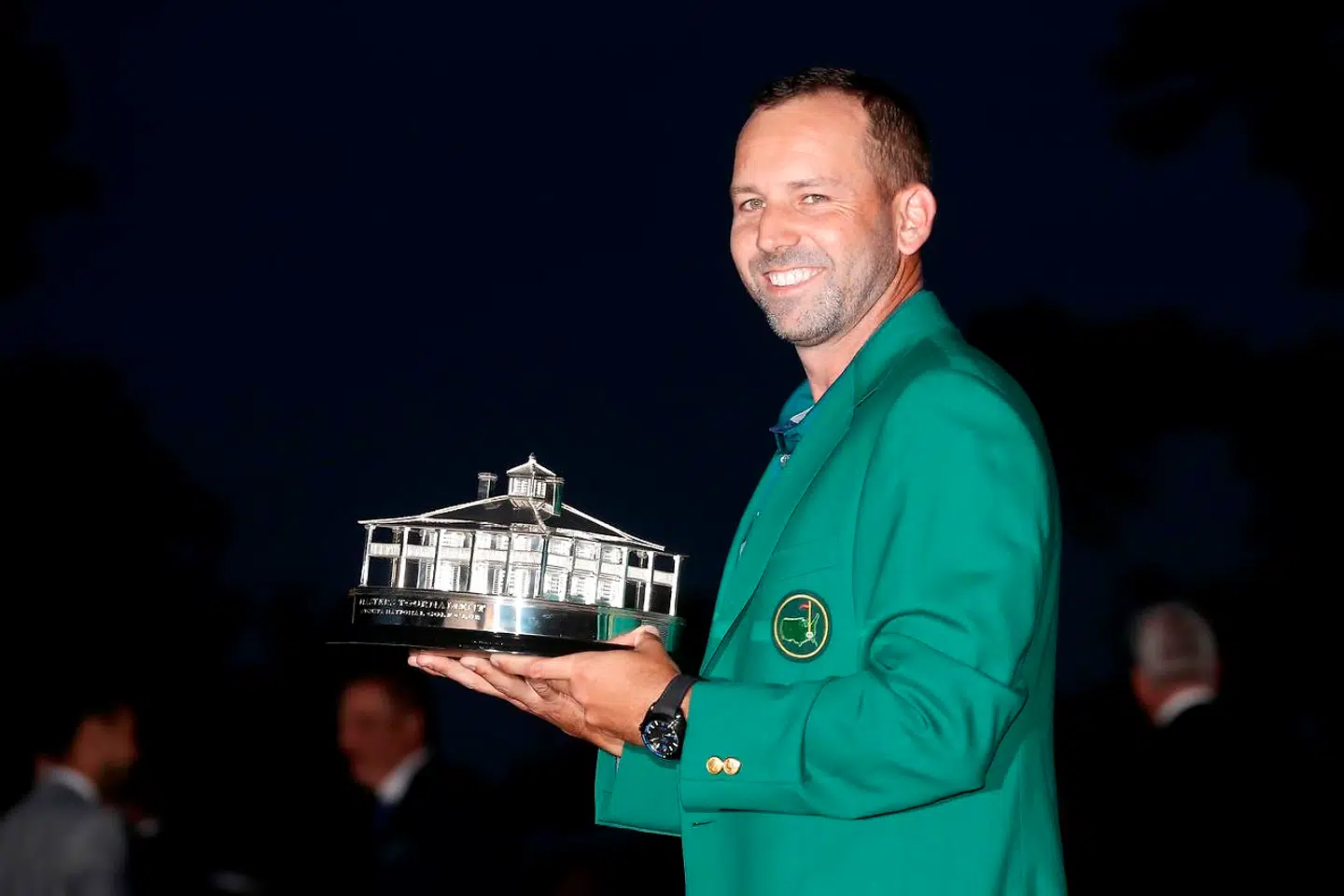 En glad Sergio Garcia i den grønne jakke og med Masters-trofæet i hænderne.