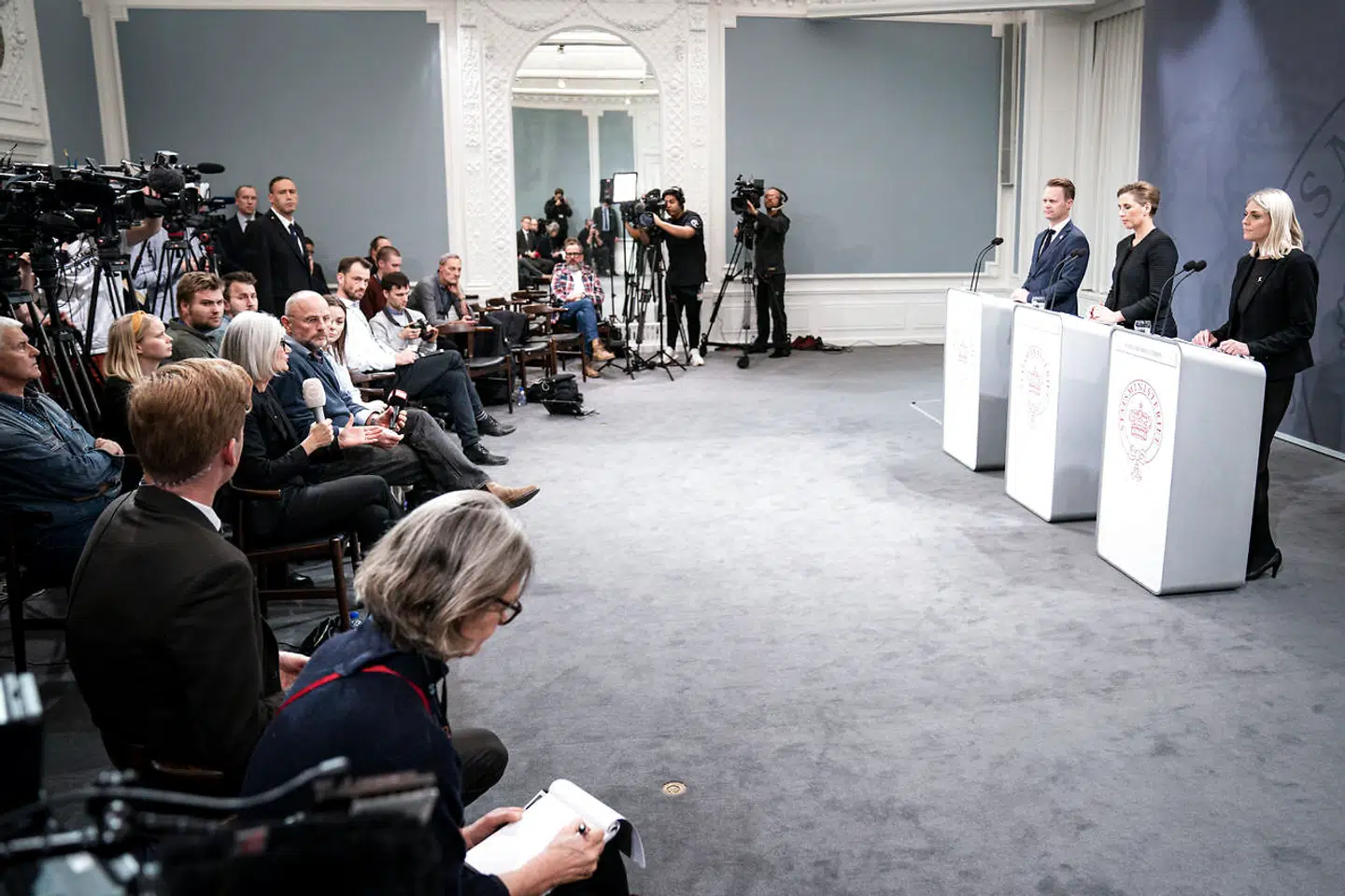 Statsminister Mette Frederiksen (S), udenrigsminister Jeppe Kofod (S) og forsvarsminister Trine Bramsen (S) talte ved pressemødet onsdag i Statsministeriet om situationen i Irak.