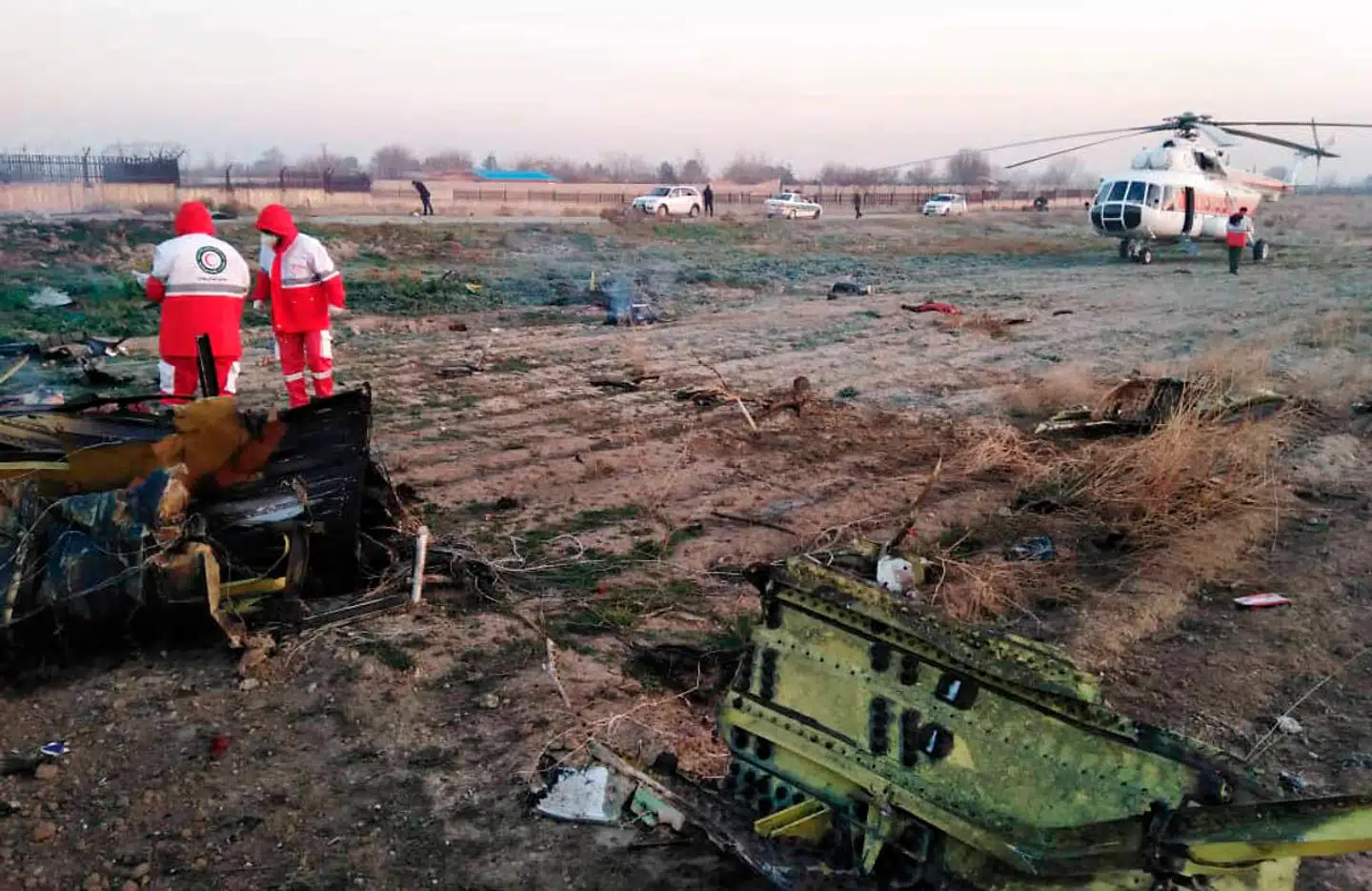 Iranske redningsarbejdere leder efter ofre fra det nedstyrtede ukrainske Boeing 737-800-fly. Flyet styrtede ned tidligt onsdag, minutter efter at det var lettet fra lufthavnen i Teheran.