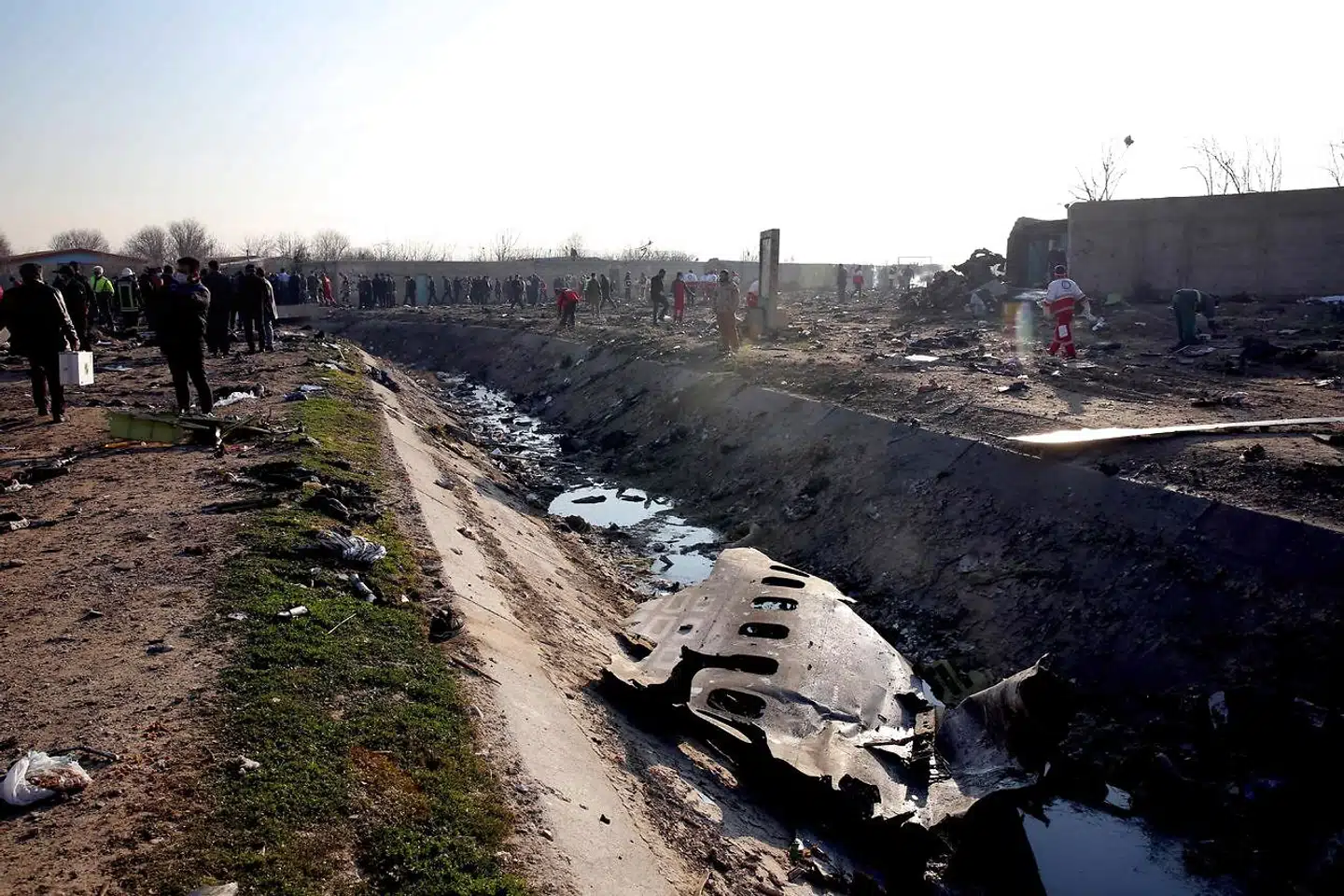 Redningshold har påbegyndt oprydningsarbejdet, efter at et ukrainsk fly styrtede ned natten til onsdag.