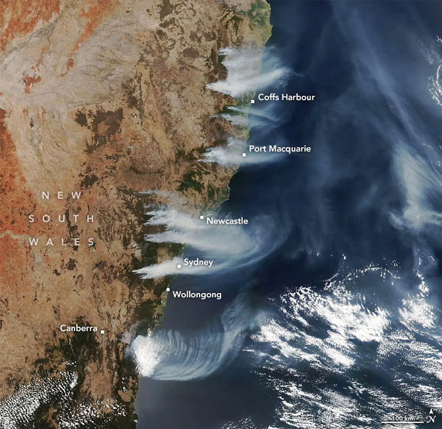 Røgen fra de australske skovbrande kan rent faktisk ses fra rummet. Her en optagelse fra 4. december i fjor fra NASAs Earth Observatory – med indlagte bynavne. I de seneste tre måneder er der nedbrændt arealer på kontinentet stort set svarende til to gange Danmark.