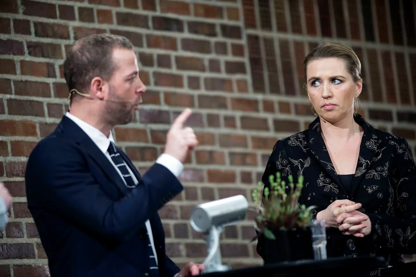 Morten Østergaard (R) løfter pegefingeren. Den radikale leder foreslår en ensartet CO2-skat. På billedet diskuterer Østergaard med statsminister Mette Frederiksen (S) på det Radikale Venstres nytårsstævne på Hotel Nyborg Strand 5. januar.