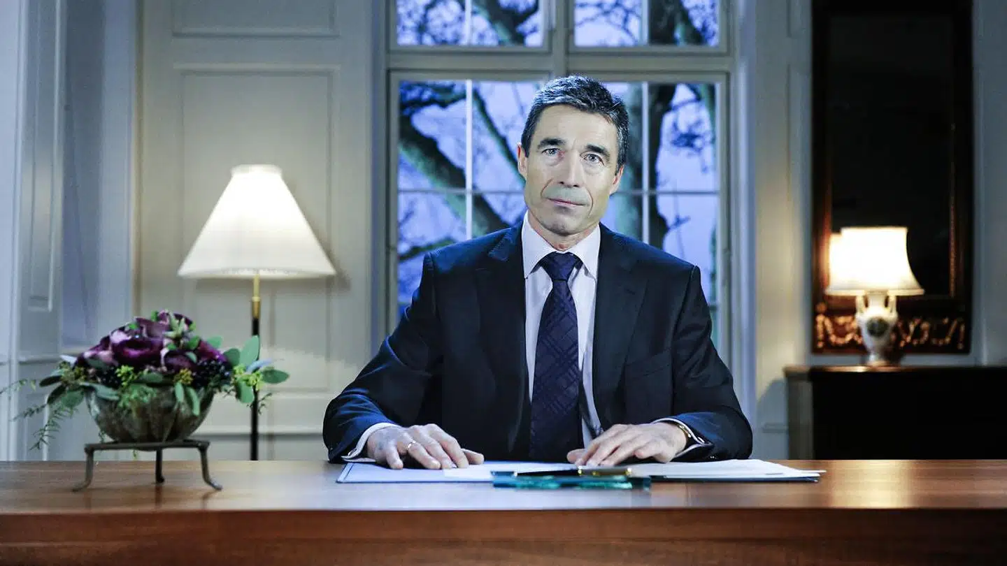 »Når Fogh ville gøre op med rundkredspædagogikken, så siger Mette Frederiksen flere tvangsfjernelser. Ved at sætte fingeren lige netop der, hvor vandene deler sig, får de markeret forskellen og den nye retning, de står for.« Billede fra statsminister Anders Fogh Rasmussens nytårstale 2008.