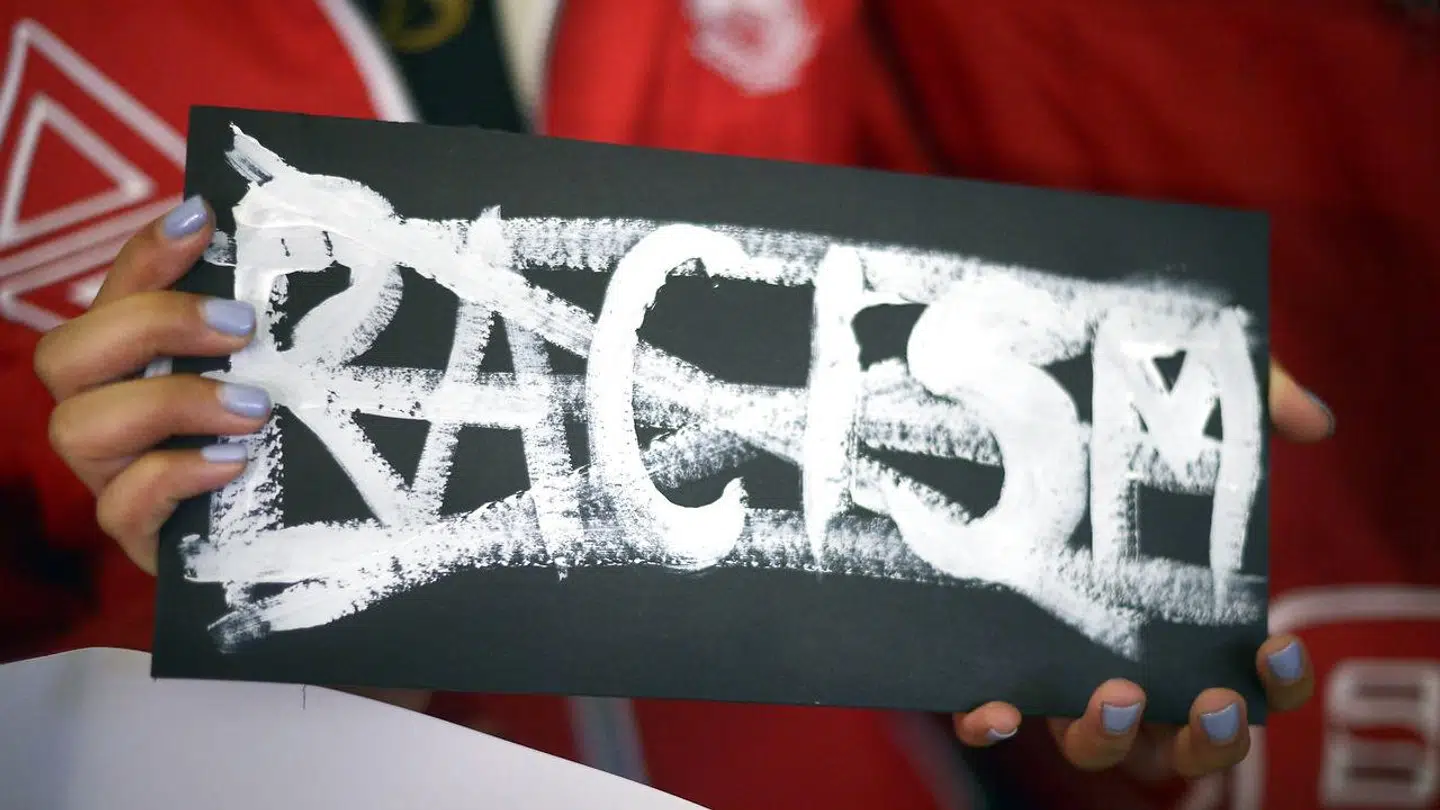 »Jeg kender truslerne, de racistiske udtalelser og den latterlige opførsel fra fløjene. Men det, der stadigvæk overrasker mig, er at se det stigende antal ikke-vestlige unge, som på sin vis udtaler sig racistisk og diskriminerende både offentligt og på de sociale medier,« skriver Ali Aminali.