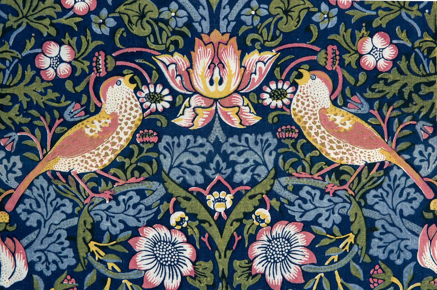 William Morris (1834-96) er en betydelig skikkelse i europæisk designhistorie og så alligevel en lidt overset skikkelse i dag. Det ændrede sig med Nivaagaards velbesøgte udstilling om den engelske Arts & Crafts-pioner.
