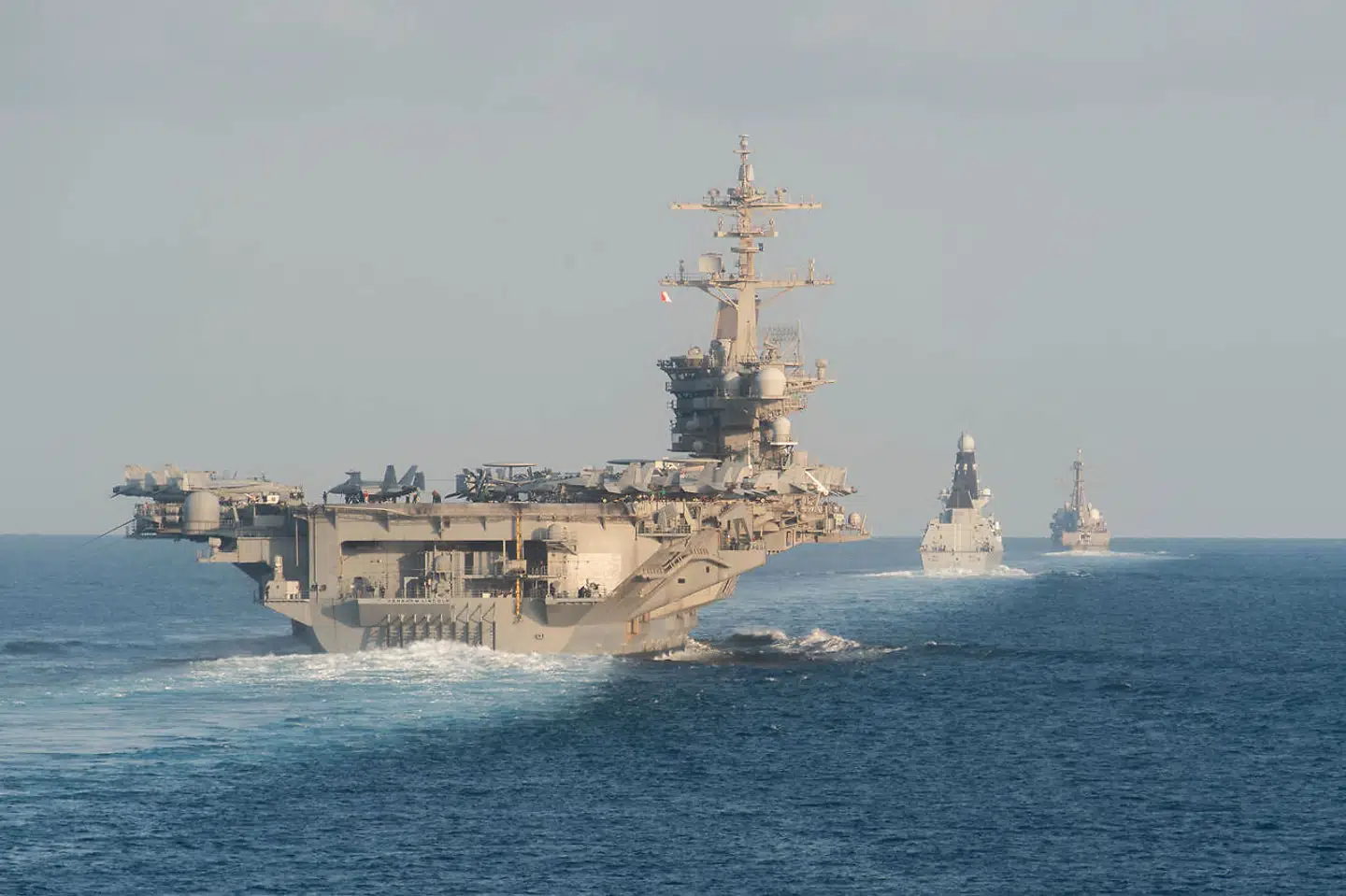 En amerikansk hangarskibsgruppe med hangarskibet USS Abraham Lincoln i front opererer i og omkring Den Persiske Bugt i disse uger. Her ses hangarskibet under en tidligere passage.