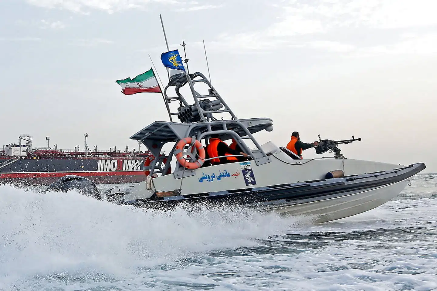 Iran har skabt en flåde af flere hundrede mindre fartøjer, som skal benyttes til at angribe i flok og gøre, at USAs store og særdeles avancerede orlogsfartøjer ikke kan nå at sænke dem, før de når deres mål. Irans Revolutionære Garde benytter i stor stil de små fartøjer.