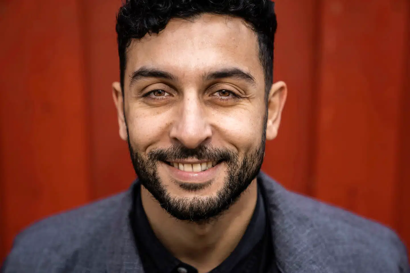 Mazen Ismail fik som 15-årig ni knivstik i ryggen, og som 17-årig røg han i ungdomsfængsel med en voldsdom. I fængslet forelskede han sig i litteraturen og fik modet til at fokusere på sin kunst.