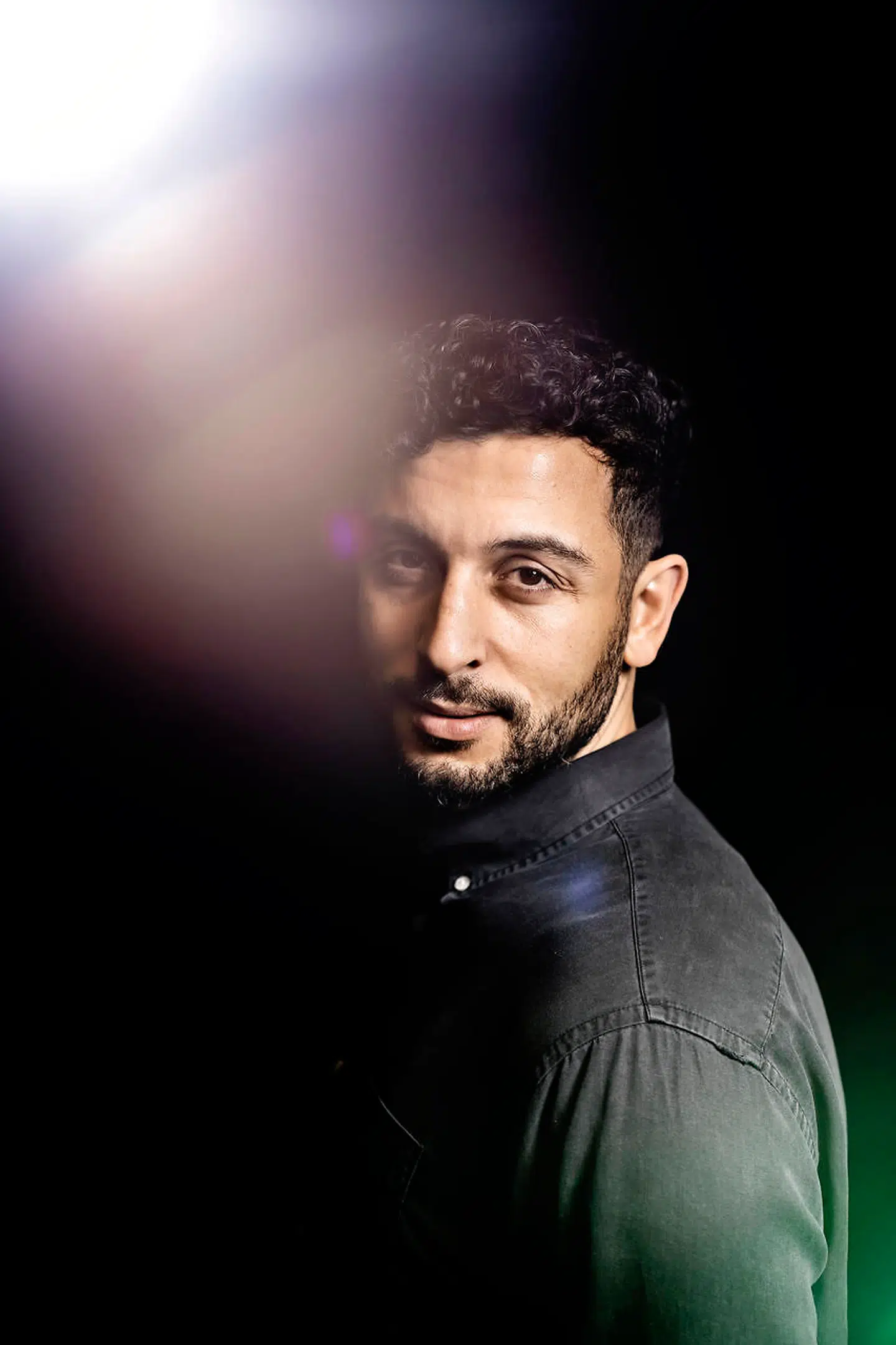 »Jeg tror godt, man kan mærke, at det kommer fra et godt sted, når jeg kritiserer, laver sjov, provokerer og prikker lidt til både etniske danskere og nydanskere,« siger Mazen Ismail.