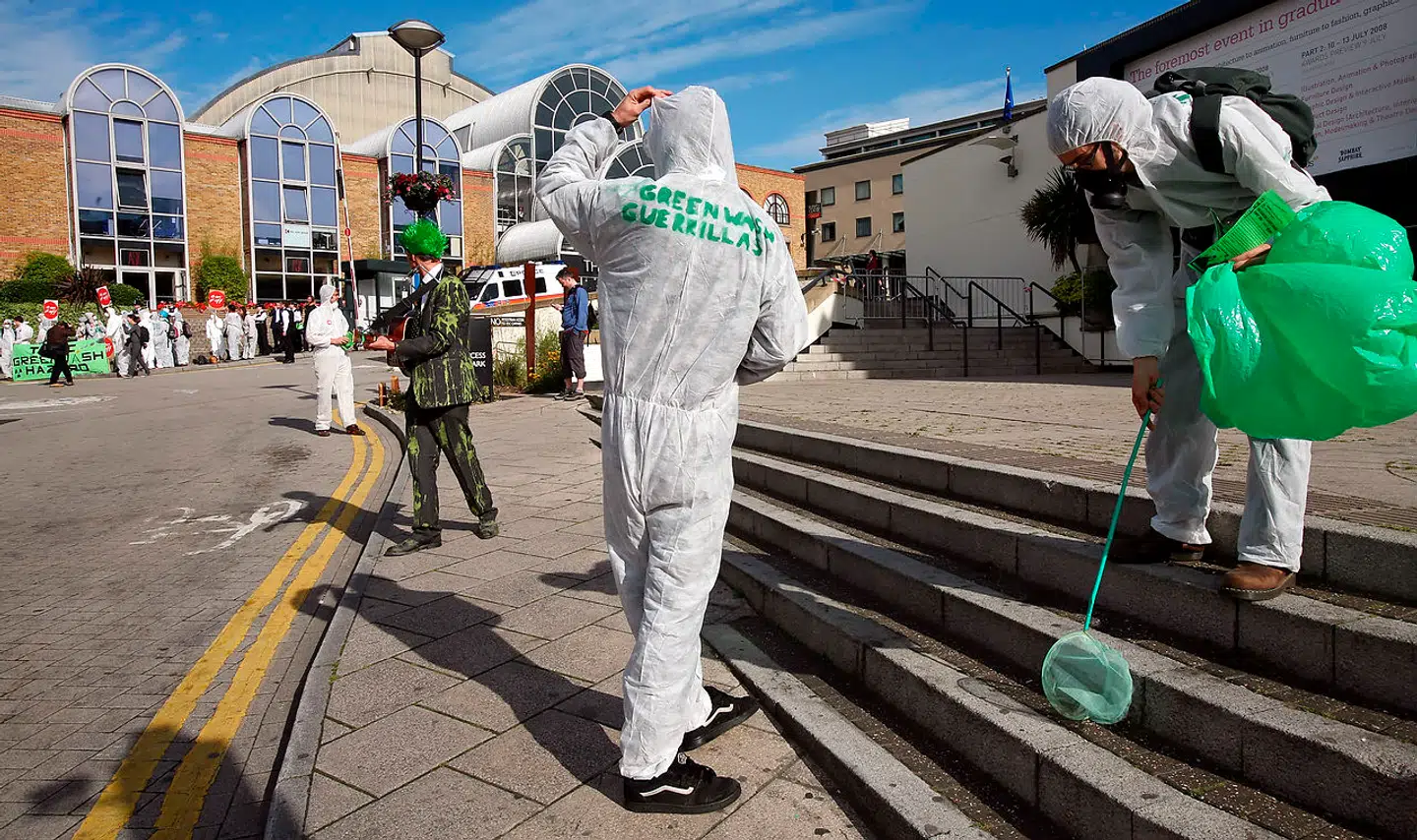 Fænomenet greenwashing har i flere år været kendt både politisk og i erhvervslivet. Her er en række klimaaktivister, som i 2008 satte fokus på problemet ved en konference i London. Nu kan det også blive en skyggeside i iværksættermiljøet, advarer forskere. Arkivfoto.