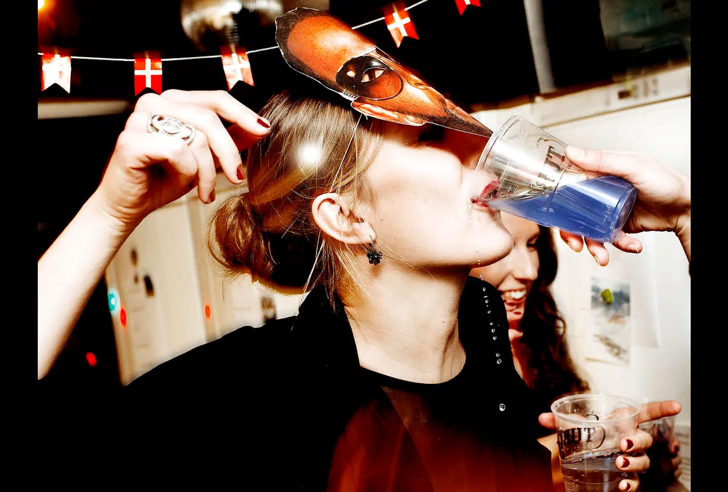 Ifølge en ny EU-rapport ligger både unge og voksne danskere på en klar førsteplads i den drukdisciplin, hvor man indtager store mængder alkohol på én gang. 37 procent af de voksne danskere tilkendegiver således, at de har et »regelmæssigt stort alkoholforbrug«, hvilket er næsten det dobbelte af EU-gennemsnittet på 20 procent. Blandt unge tilkendegiver mere end halvdelen af de 15-16-årige drenge og piger, at de mindst én gang i løbet af den seneste måned havde drukket kraftigt – fem genstande eller flere – hvilket er den højeste andel blandt alle EU-landene.