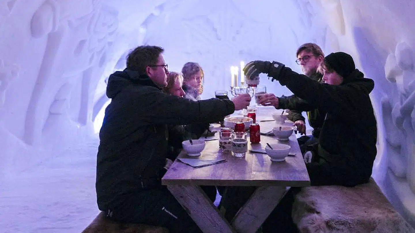 Den varme gullaschsuppe bliver serveret i en større iglo med fine dekorationer skåret i isen. Temperaturen er minus fire grader, så der bliver skålet med vanter på, mens både suppe og den unikke oplevelse fordøjes.