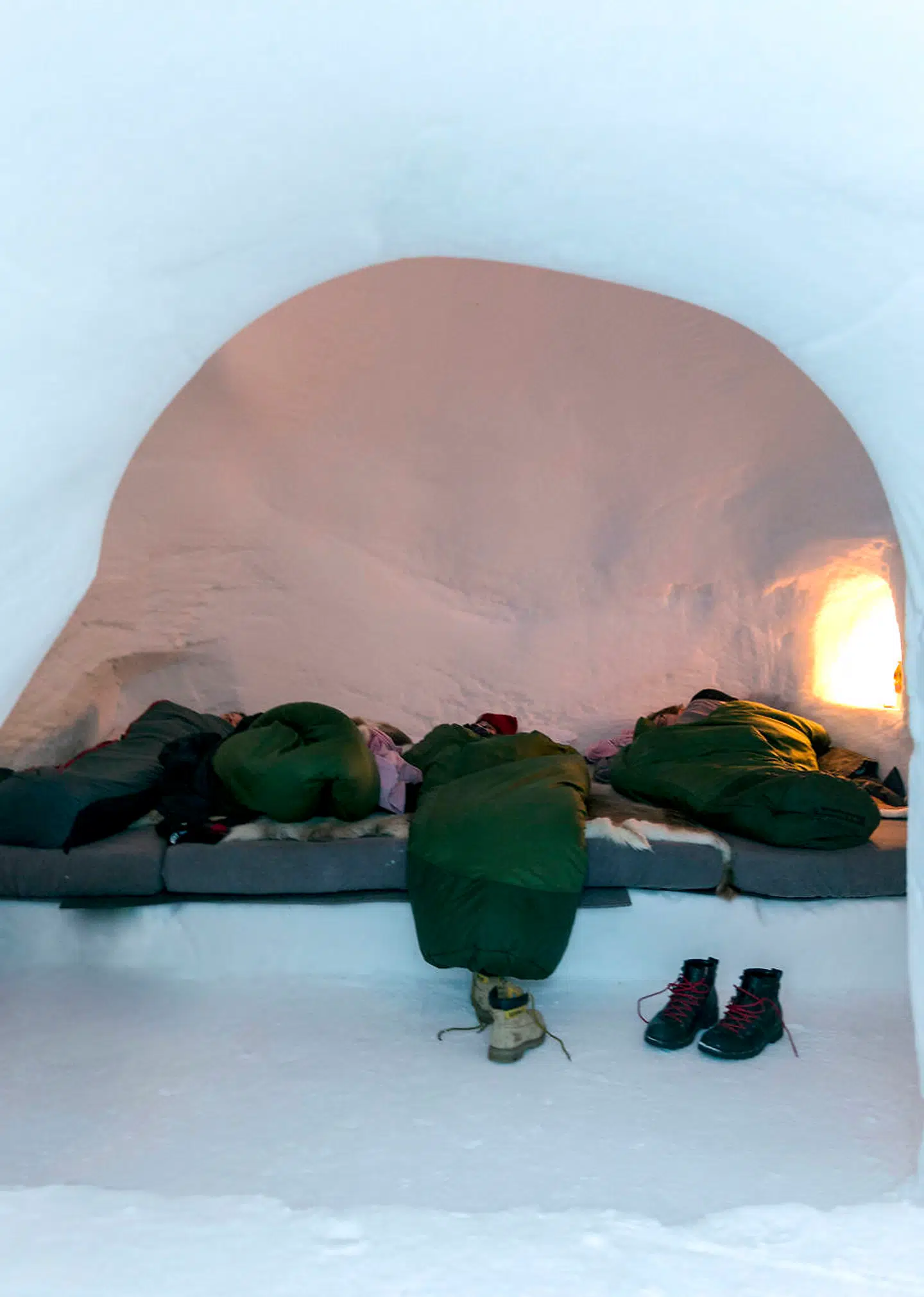 Ad hobbit-agtige indgange kommer du ind i igloerne, hvor du i en tyk og godt snøret sovepose sover i minusgrader. Vi lå dejligt tæt for at holde varmen og havde alle friske, røde kinder, da det blev morgen. Respekten for inuitternes livsførsel før i tiden er bestemt ikke blevet mindre efter vores ophold på iglo-hotellet.