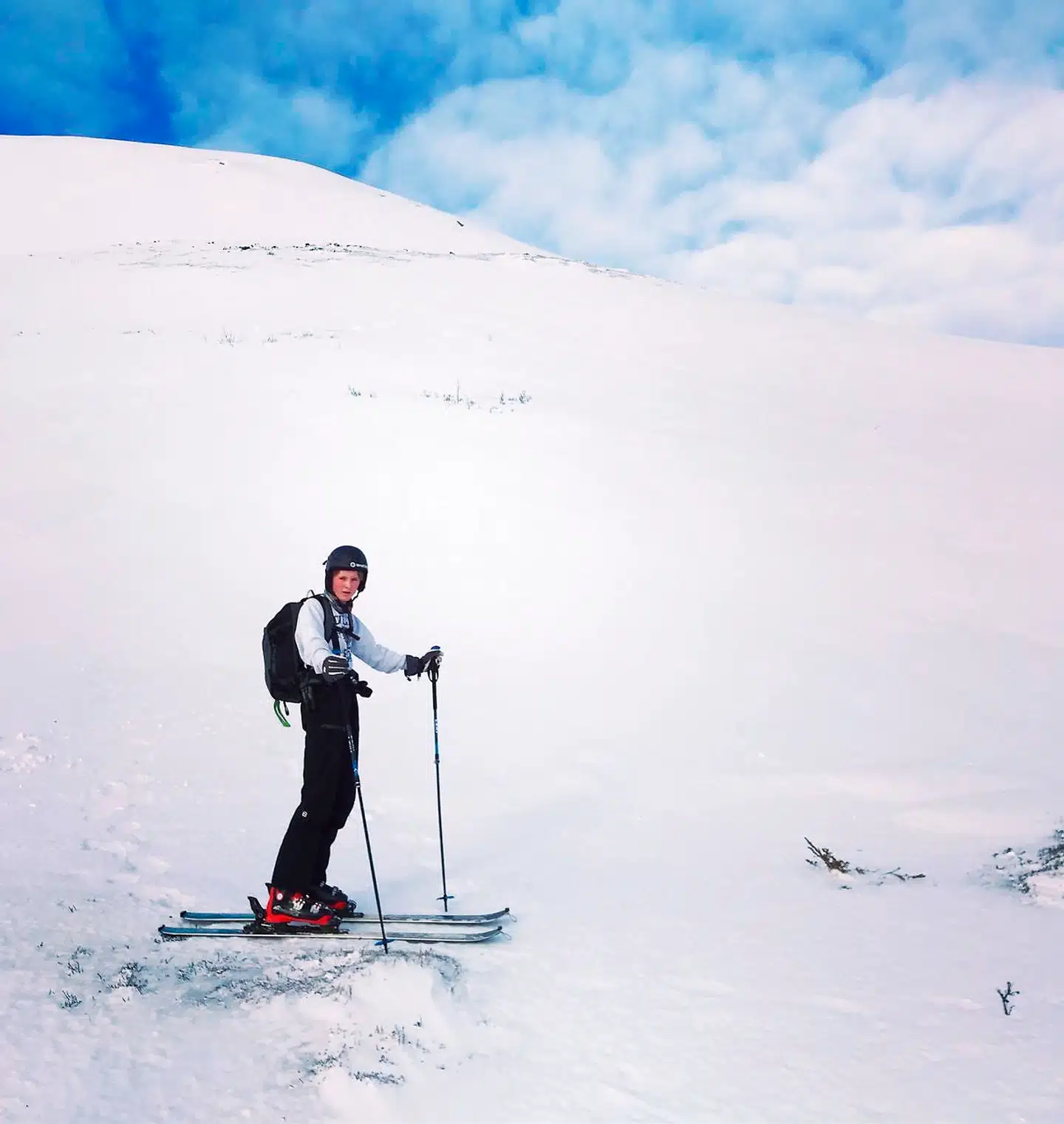 Efter en stejl opstigning med skind under skiene, er Sophus tæt på en af Åres bjergtoppe. Vi er eksotisk alene på fjeldet og kan snart se frem til en lang tur ned mod dalen i dyb, uberørt sne.