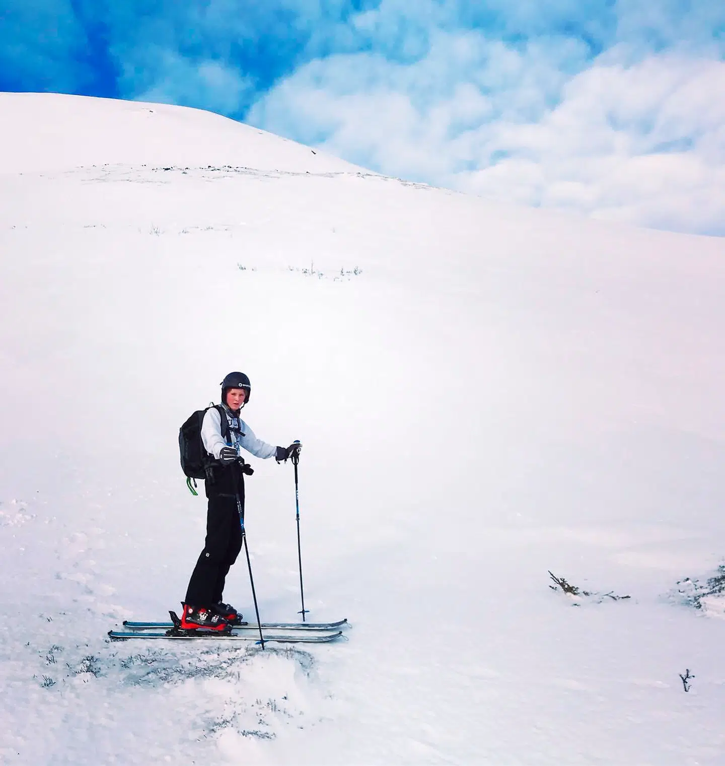 Efter en stejl opstigning med skind under skiene, er Sophus tæt på en af Åres bjergtoppe. Vi er eksotisk alene på fjeldet og kan snart se frem til en lang tur ned mod dalen i dyb, uberørt sne.