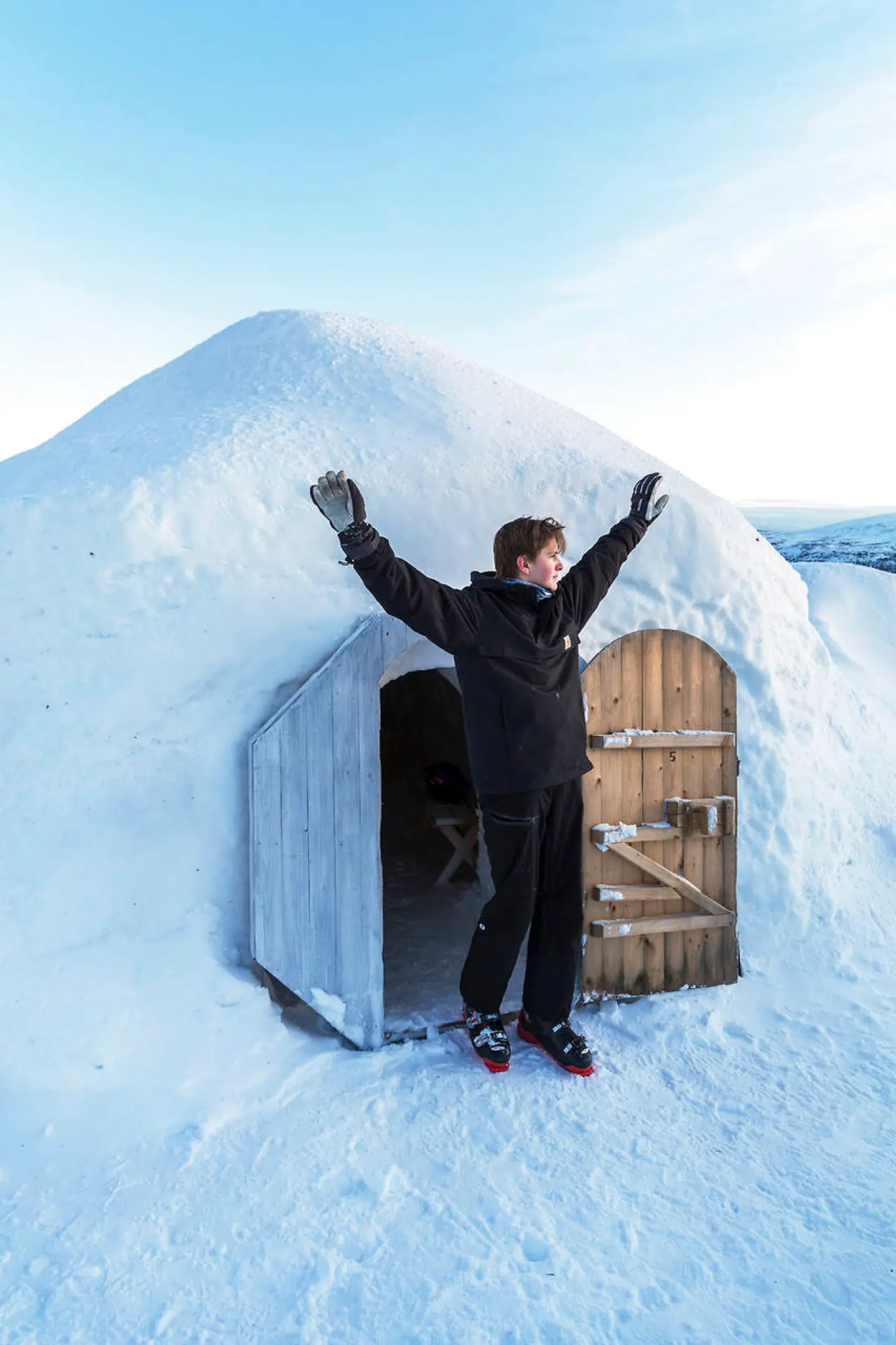 Det er populært at tjekke ind på Åres iglo-hotel, der er placeret, så du på alpinski kan køre fra en af områdets lifter direkte til igloerne skåret skarpt ud i sne og is.
