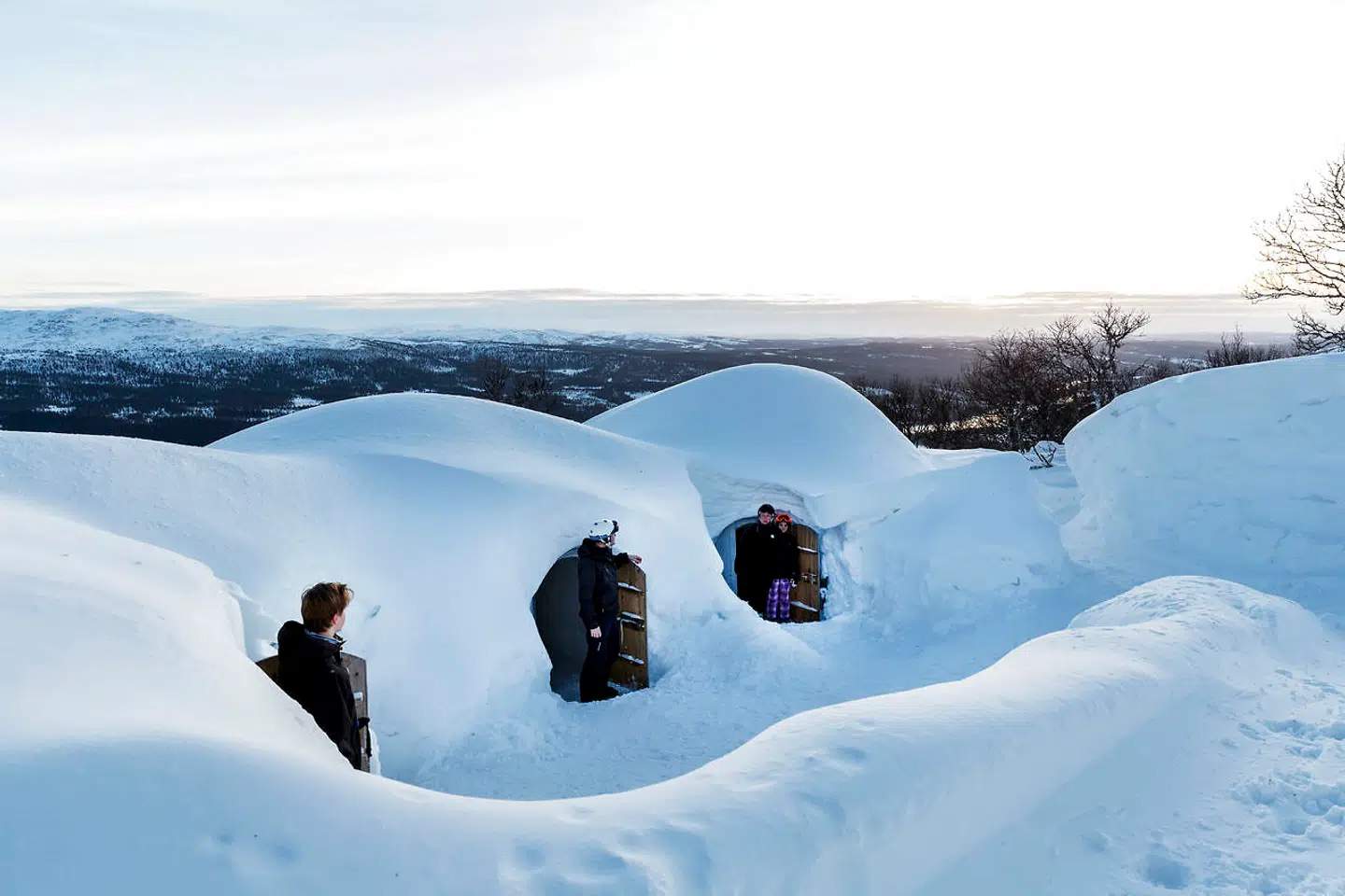 Det er populært at tjekke ind på Åres iglo-hotel, der er placeret, så du på alpinski kan køre fra en af områdets lifter, direkte til igloerne skåret skarpt ud i sne og is.