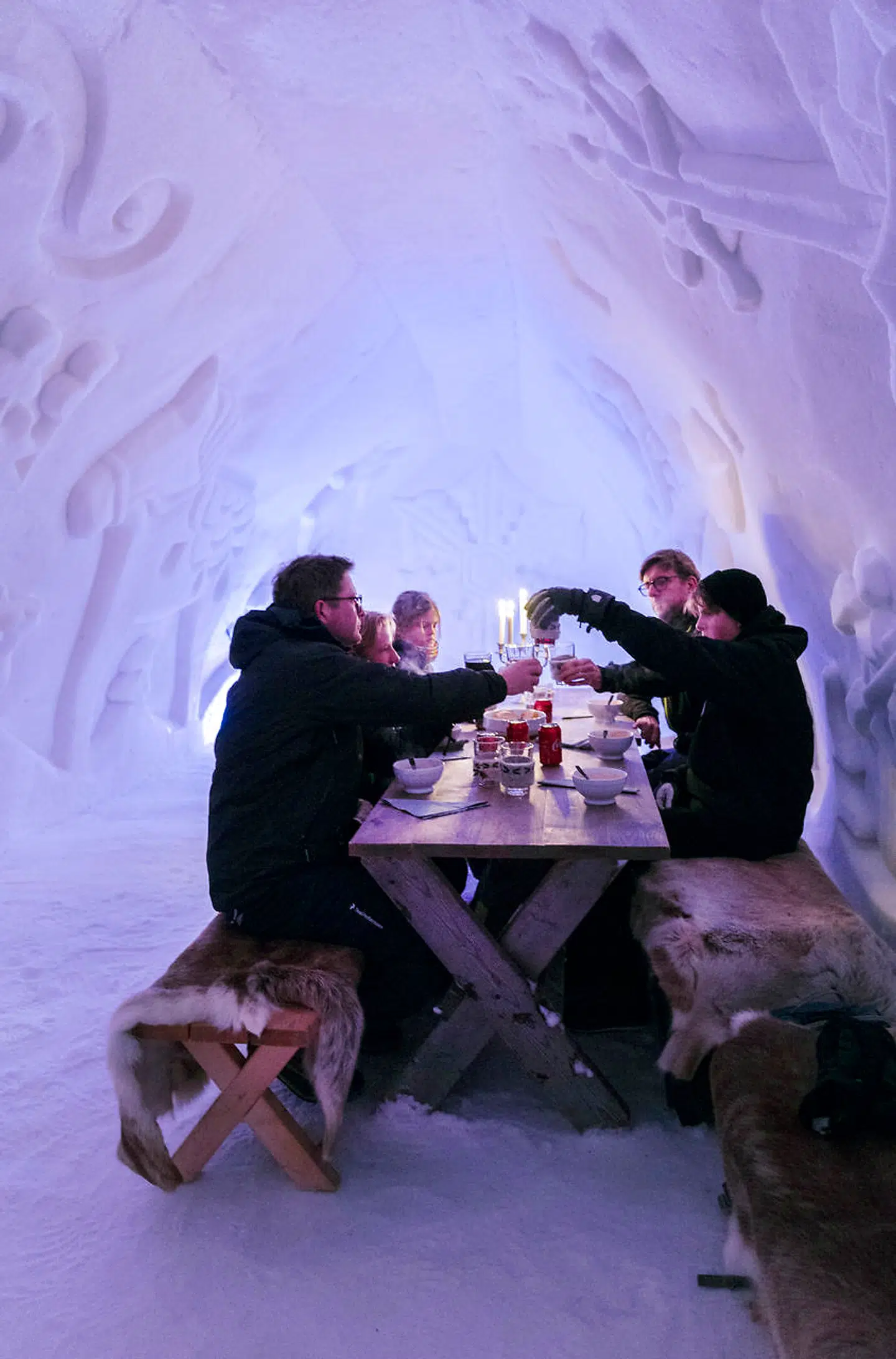 Den varme gullaschsuppe bliver serveret i en større iglo med fine dekorationer skåret i isen. Temperaturen er minus fire grader, så der bliver skålet med vanter på, mens både suppe og den unikke oplevelse fordøjes.