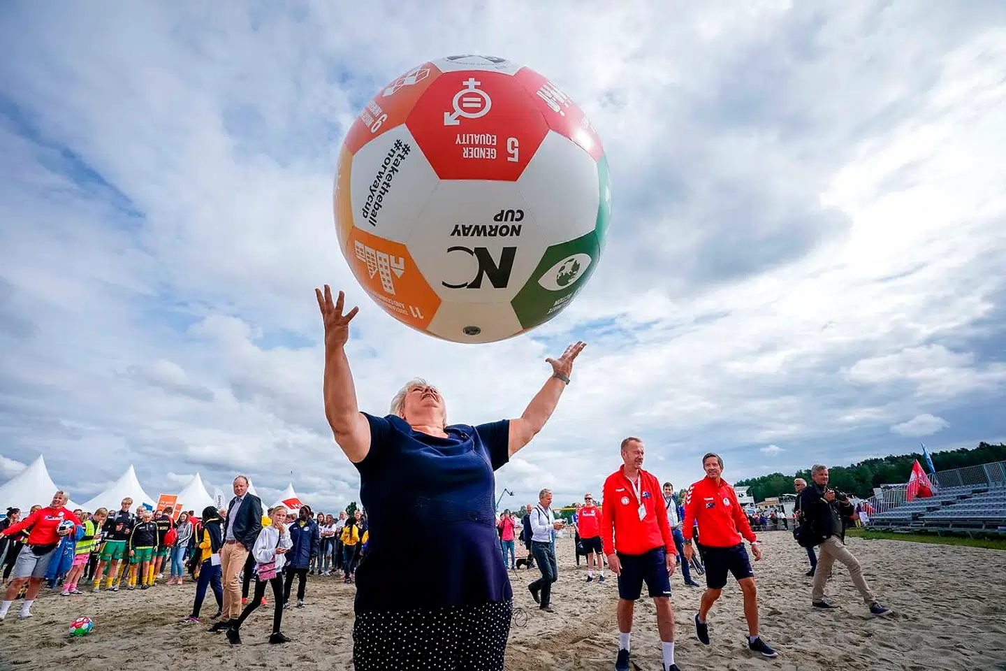 Norges statsminister Erna Solberg kaster rundt med en kæmpe fodbold med FNs 17 verdensmål. Det samme gør iværksætterne, der har fået øjnene op for forretningsmulighederne i de 17 verdensmål.