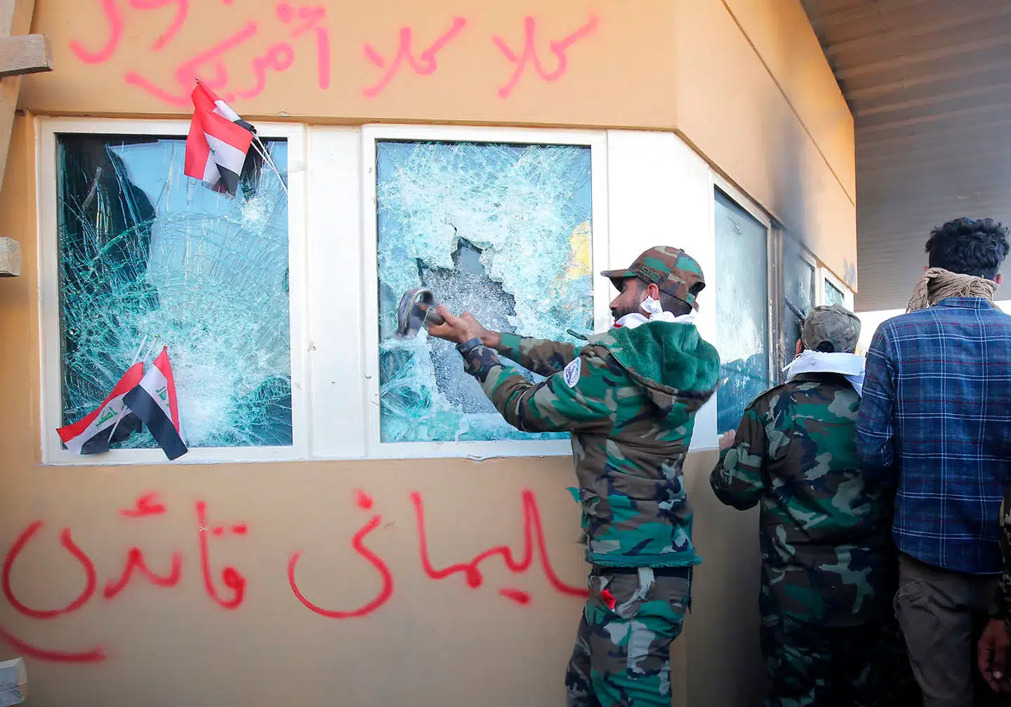 USAs ambassade i Bagdad blev for nylig angrebet af flere lokale militsgrupper, som menes at være trænet og væbnet af Iran. Angrebet formodes at være et svar på de luftangreb, der kort før årsskiftet ramte lokale proiranske militser.