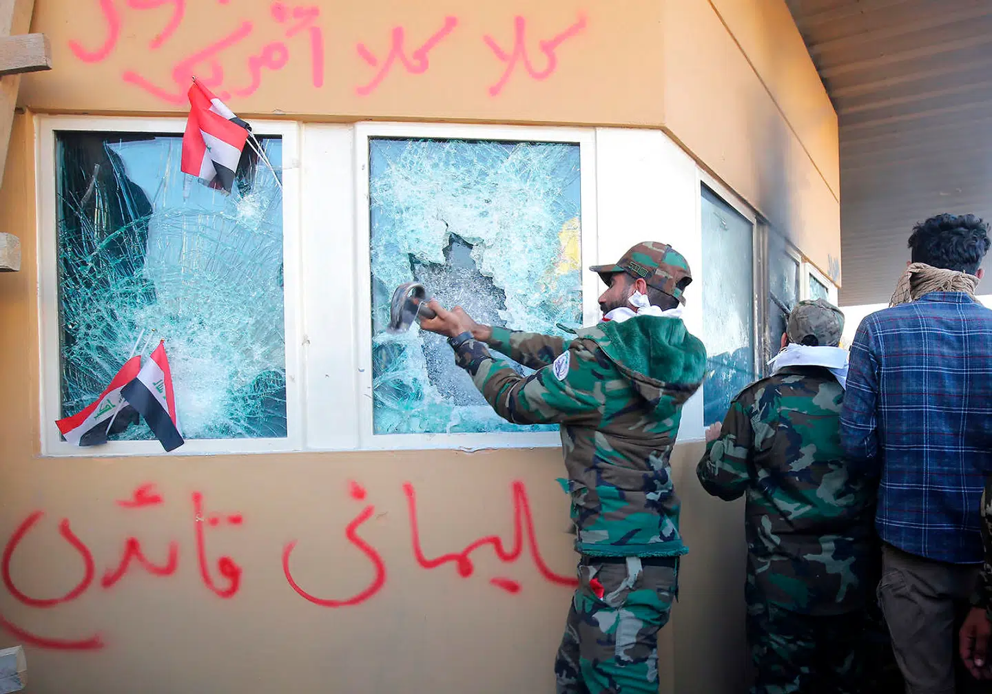 USAs ambassade i Bagdad blev for nylig angrebet af flere lokale militsgrupper, som menes at være trænet og væbnet af Iran. Angrebet formodes at være et svar på de luftangreb, der kort før årsskiftet ramte lokale proiranske militser.