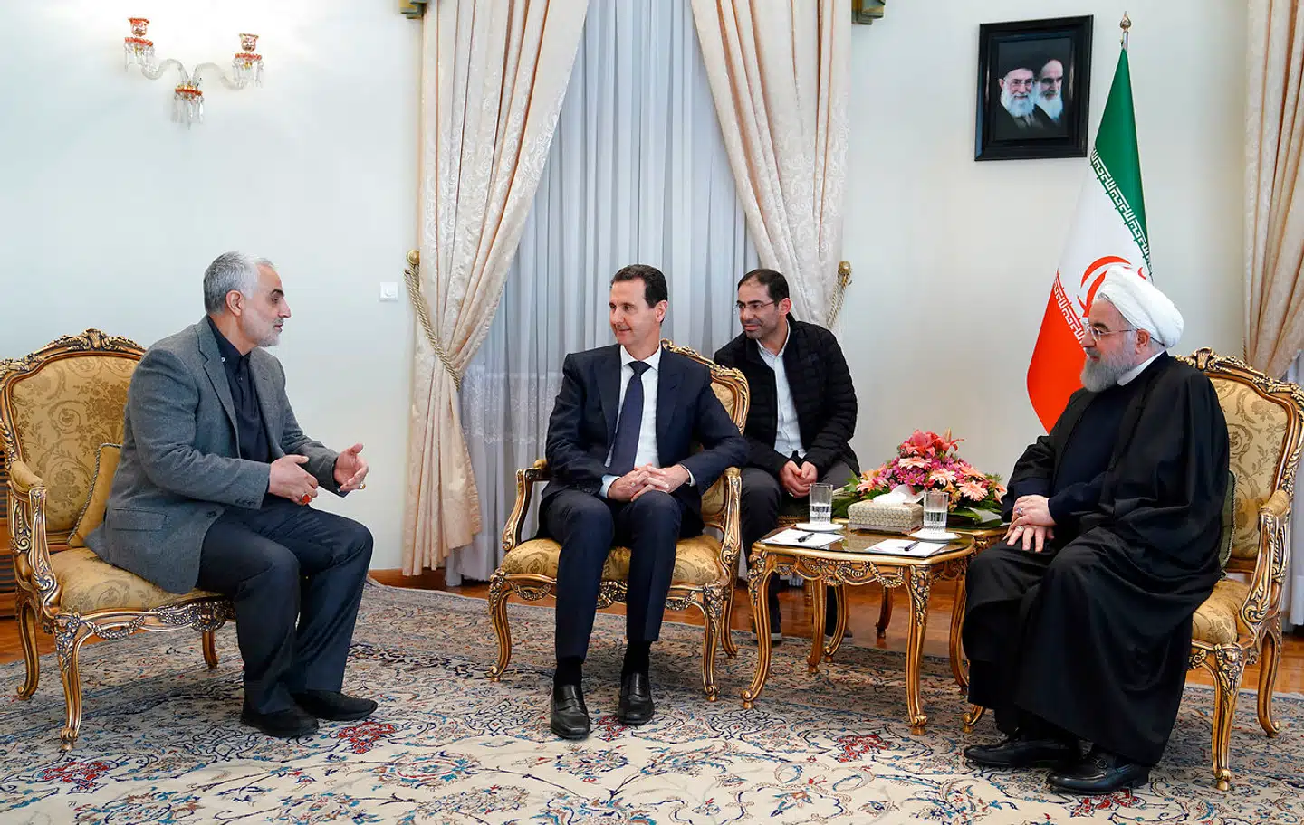 Her ses general Qassem Soleimani (tv.) i selskab med Syriens diktator, Bashar al-Assad (i midten), og det iranske præstestyres religiøse overhoved, ayatollah Ali Khamenei.