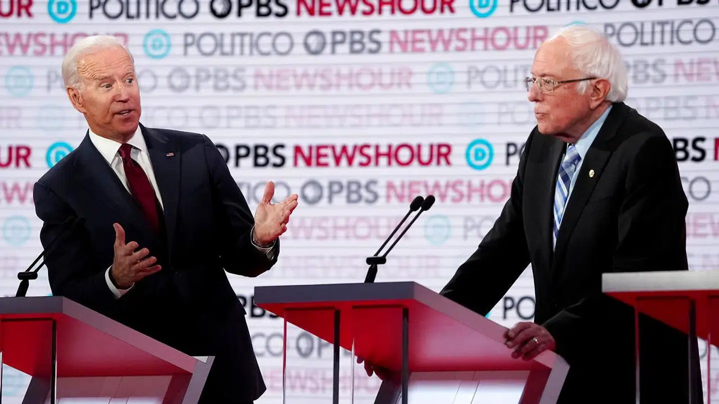 Den tidligere vicepræsident Joe Biden (tv.) og den demokratiske senator Bernie Sanders ved et debatmøde for Det Demokratiske Partis kandidater på Loyola Marymount Universitetet i Los Angeles 19. december. I Berlingske-podcasten »Kampagnesporet« peger eksperterne på 77-årige Biden som den mest sandsynlige udfordrer til Donald Trump ved præsidentvalget i november.