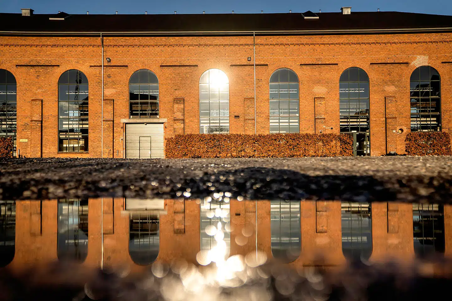 Søndagsudflugten går til DSBs område mellem Dybbølsbro og Enghavevej. Dele af terrænet anvendes stadig til at rangere tog og reparere lokomotiver. Snart bliver det store, men upåagtede, område til den nye bydel, Jernbanebyen.
