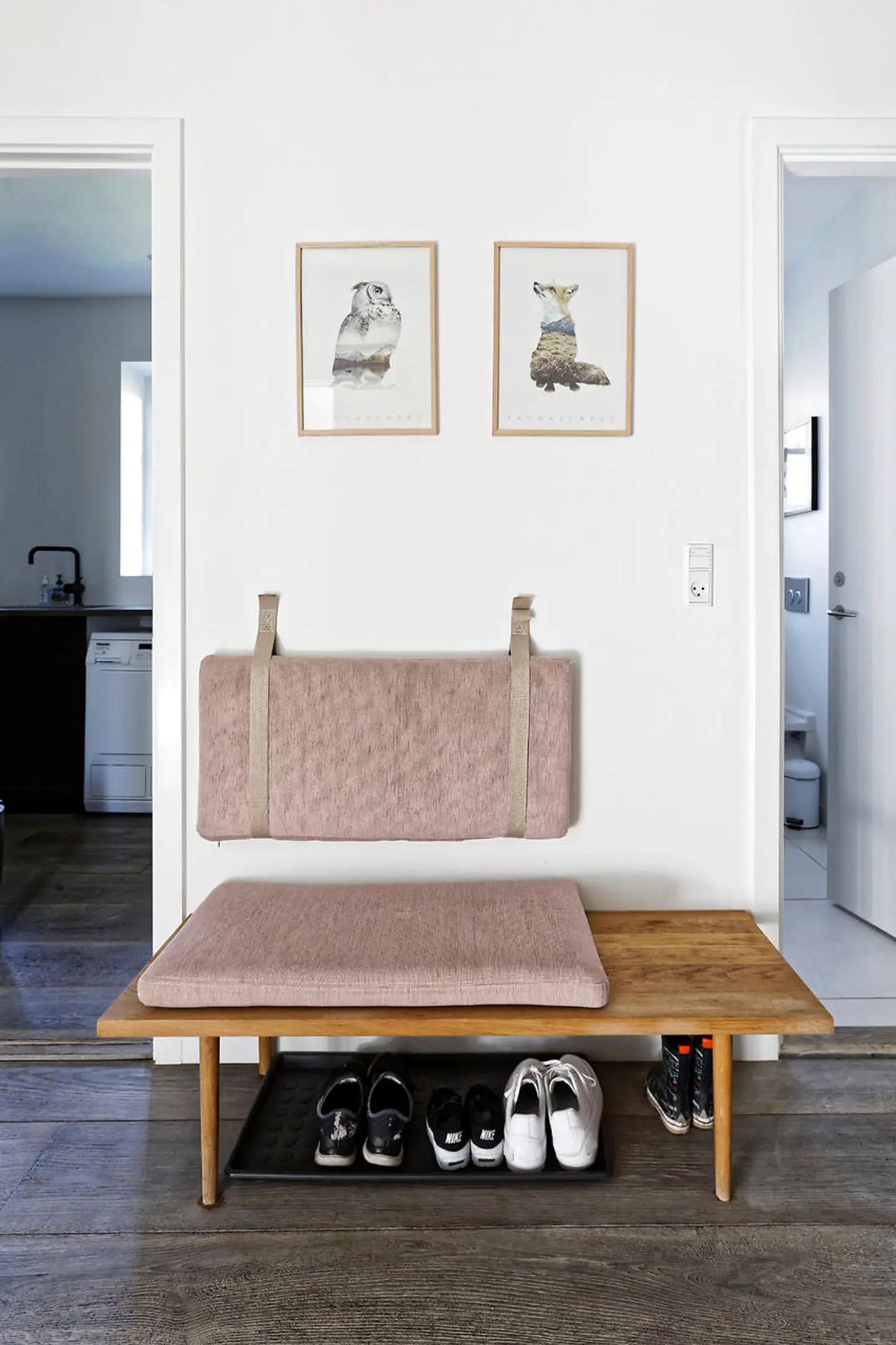 På teaktræsbænken med hynde og hængende ryglæn kan man skifte sine sko før ud- og indgang.