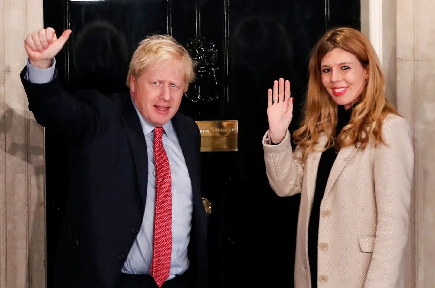 Boris Johnson tilbringer sin jule- og nytårsferie på Mustique, en privat ø i det caribiske hav, sammen med sin kæreste Carrie Symonds. Billedet er taget ved premierministerboligen 13. december, dagen efter valget.