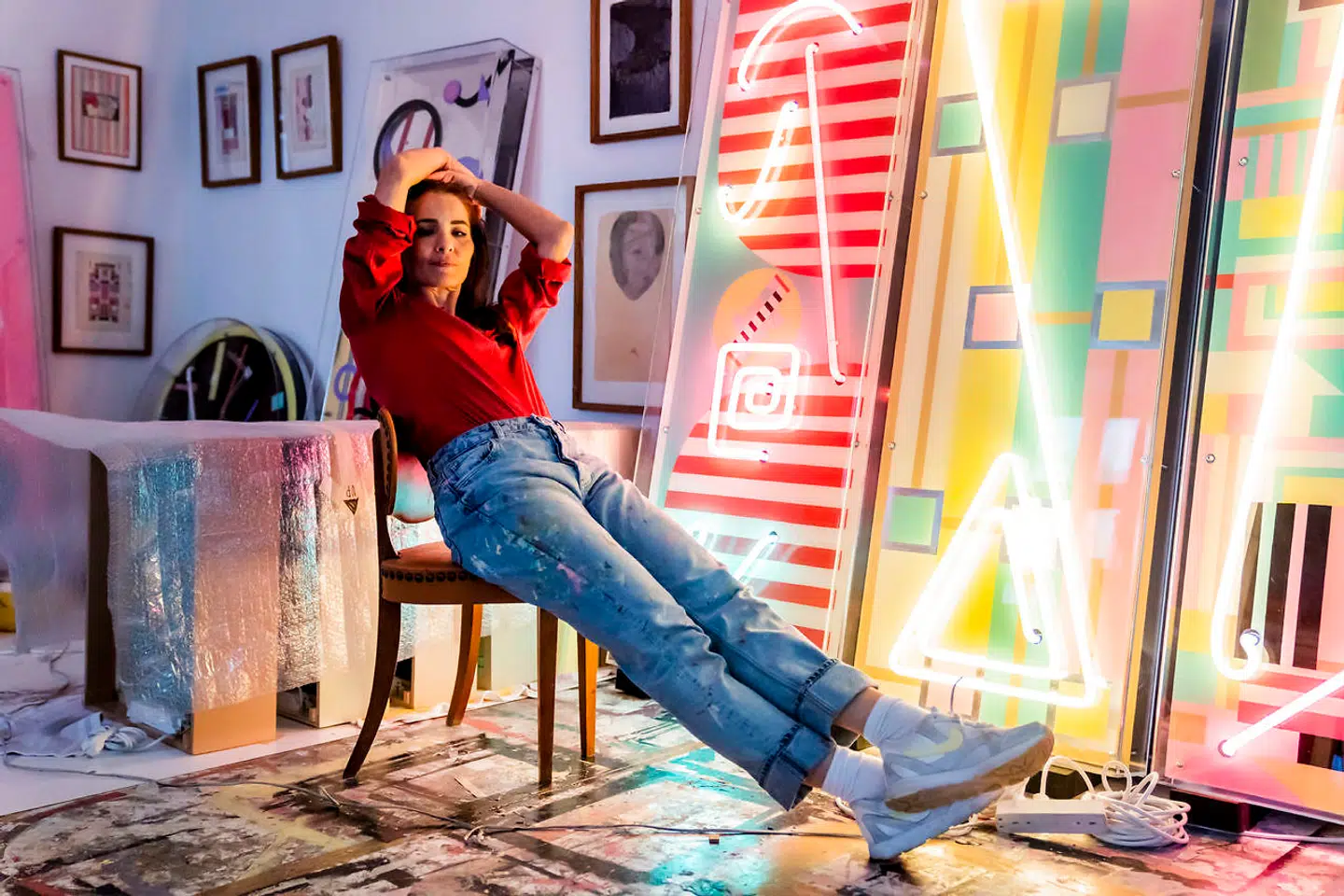 Billedkunstneren Evren Tekinoktay er uddannet på kunstakademier i Amsterdam, Maastricht og København og har gennemgående taget udgangspunkt i collagen. Her er hun fotograferet i sit atelier på Nørrebro.