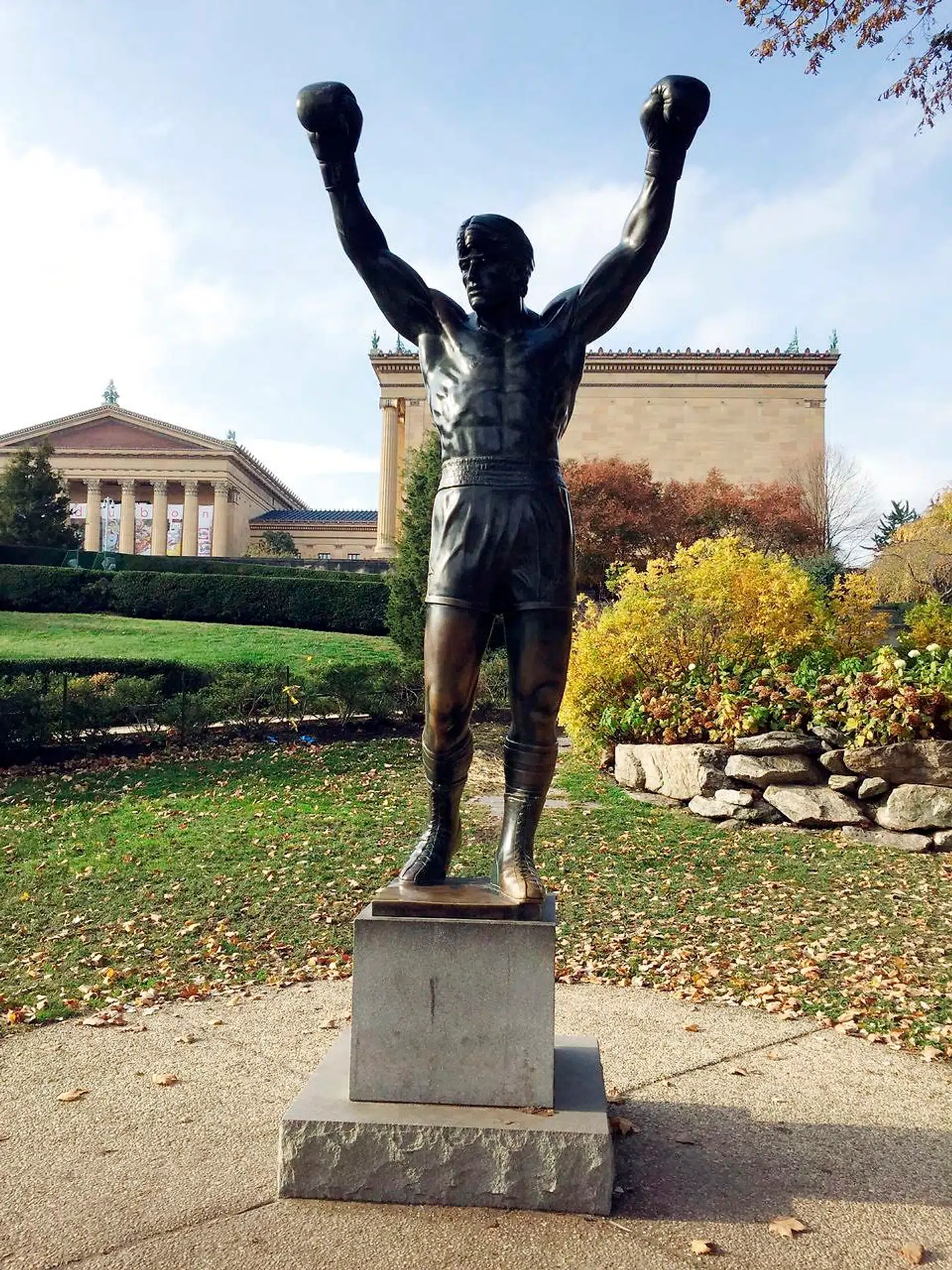 Statuen af Sylvester Stallones filmhelt Rocky Balboa, som står foran Philadelphia Museum of Art. »Rocky«-filmene har en ikke uvæsentlig betydning for turisternes interesse for Philly. Rocky løb op ad trapperne foran museet for at komme i form til sin kamp i filmen fra 1976, og i dag sponser turisterne stadig op og ned af trinnene.