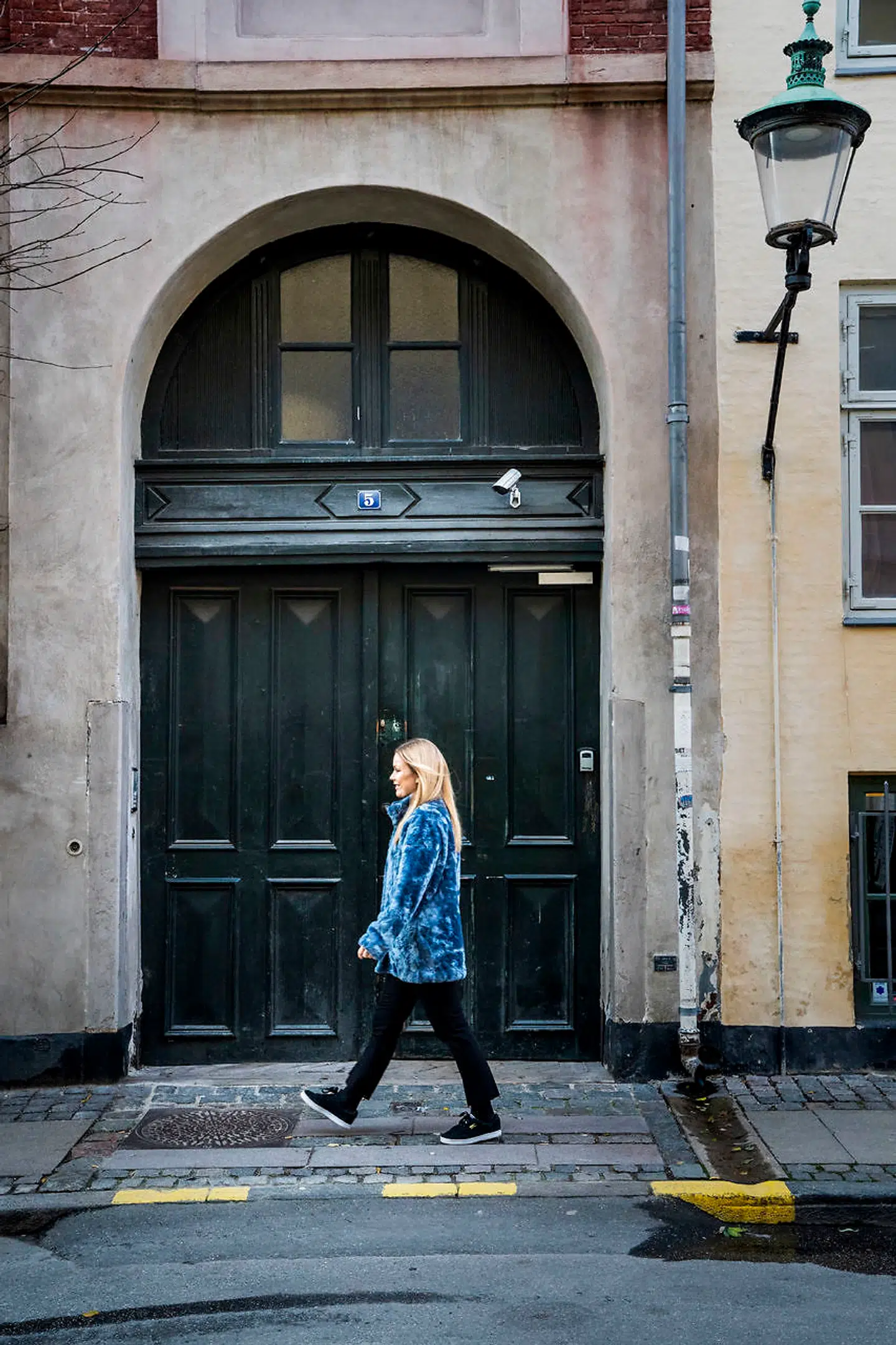 Camilla Nørgaard elsker de historiske omgivelser, hun bor midt i. Men hun kan godt blive træt af, at folk, der slår sig ned på hendes trappesten for at nyde en smøg i det hyggelige kvarter, ikke fjerner deres cigaretskod, når de går.