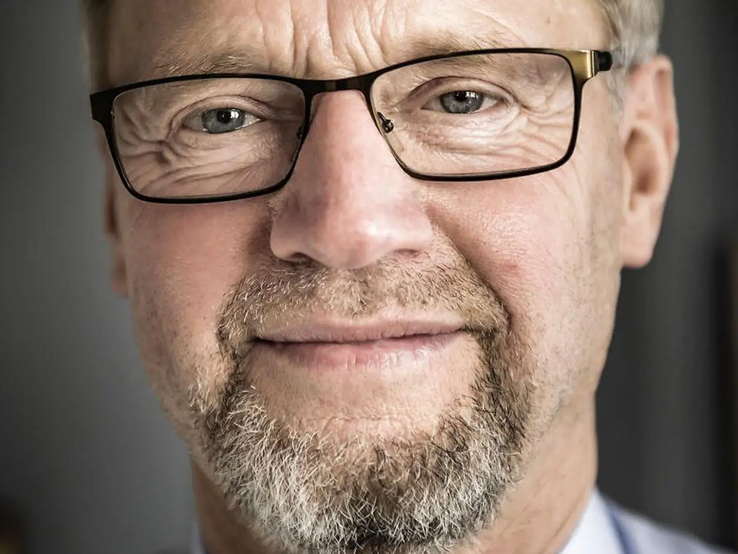 Topchef i Jyske Bank Anders Dam har i mere end to årtier hørt til blandt de mest populære bankdirektører. Aktionærerne derimod lider – de venter i spænding på Anders Dams magiske formel.