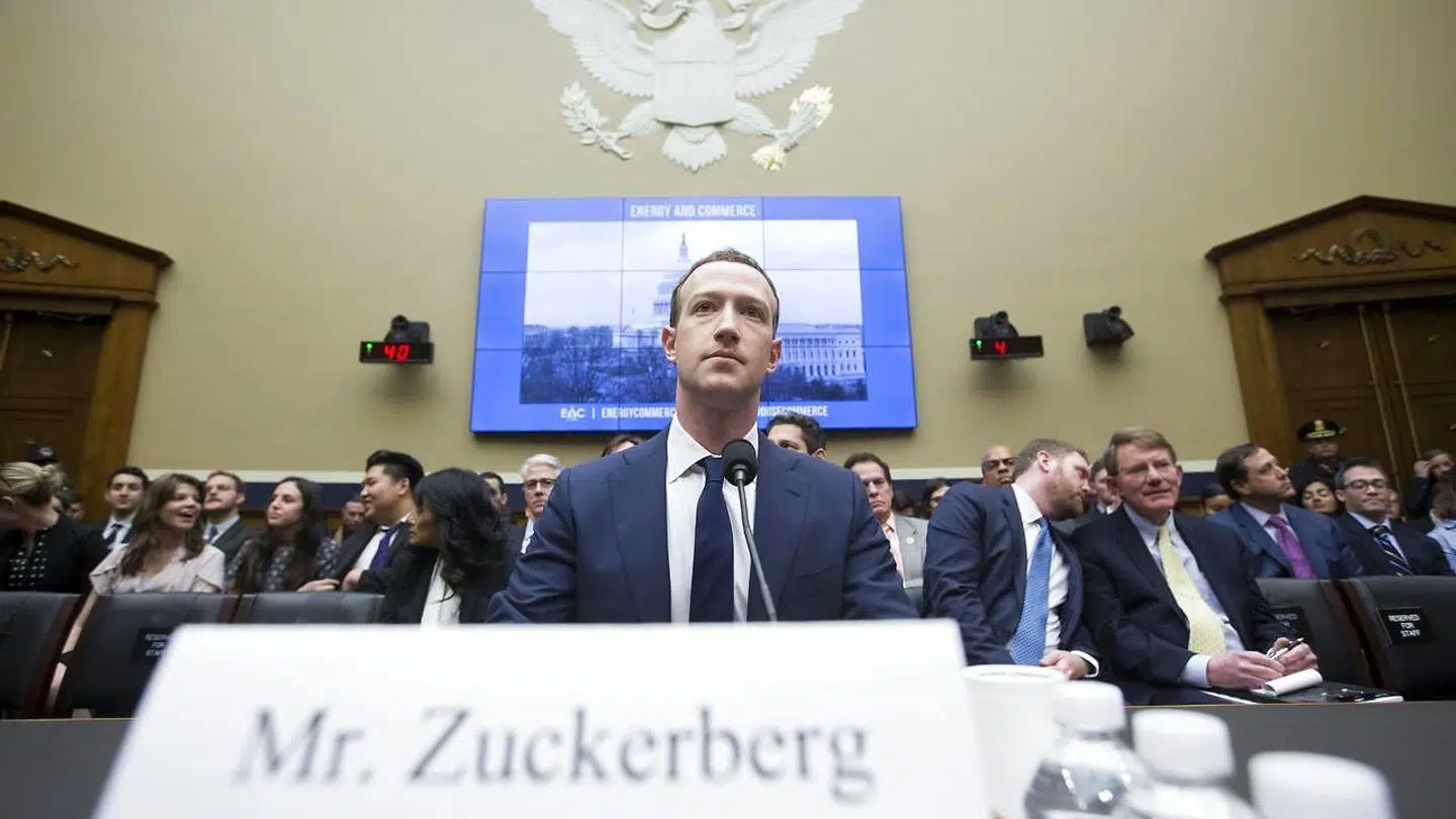 Vi er nødt til at overveje monopollove som et alternativ til regulering af netindhold. Økonomer og jurister er begyndt at erkende, at forbrugerne skades af ting som tab af privatliv og manglende innovation, når Facebook og Google sælger brugerdata og opkøber nystartede selskaber, som ellers kunne true dem, skriver Francis Kukuyama. Her vidner Facebook-Stifter Mark Zuckerberg i den amerikanske kongres 2018.