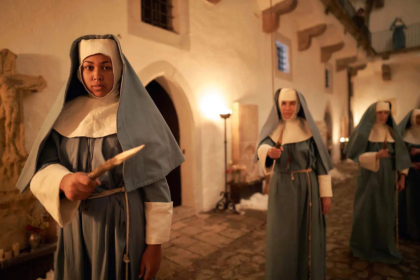 Bevæbnede nonner står klar, da Grev Dracula opsøger deres kloster i Ungarn. Spørgsmålet er om en af dem alligevel inviterer ham indenfor.