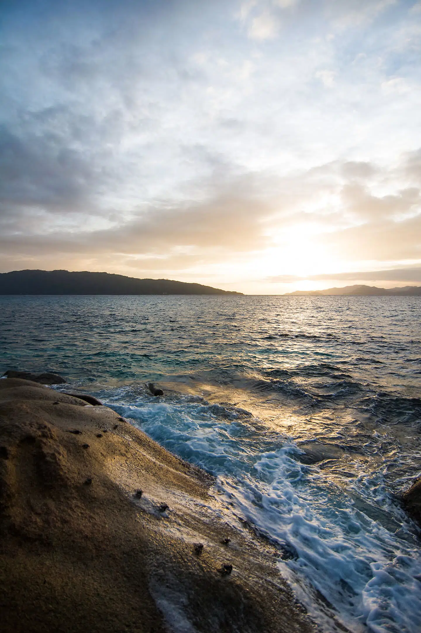 Lyden af bølgerne mod granitten er magisk og meget afstressende.