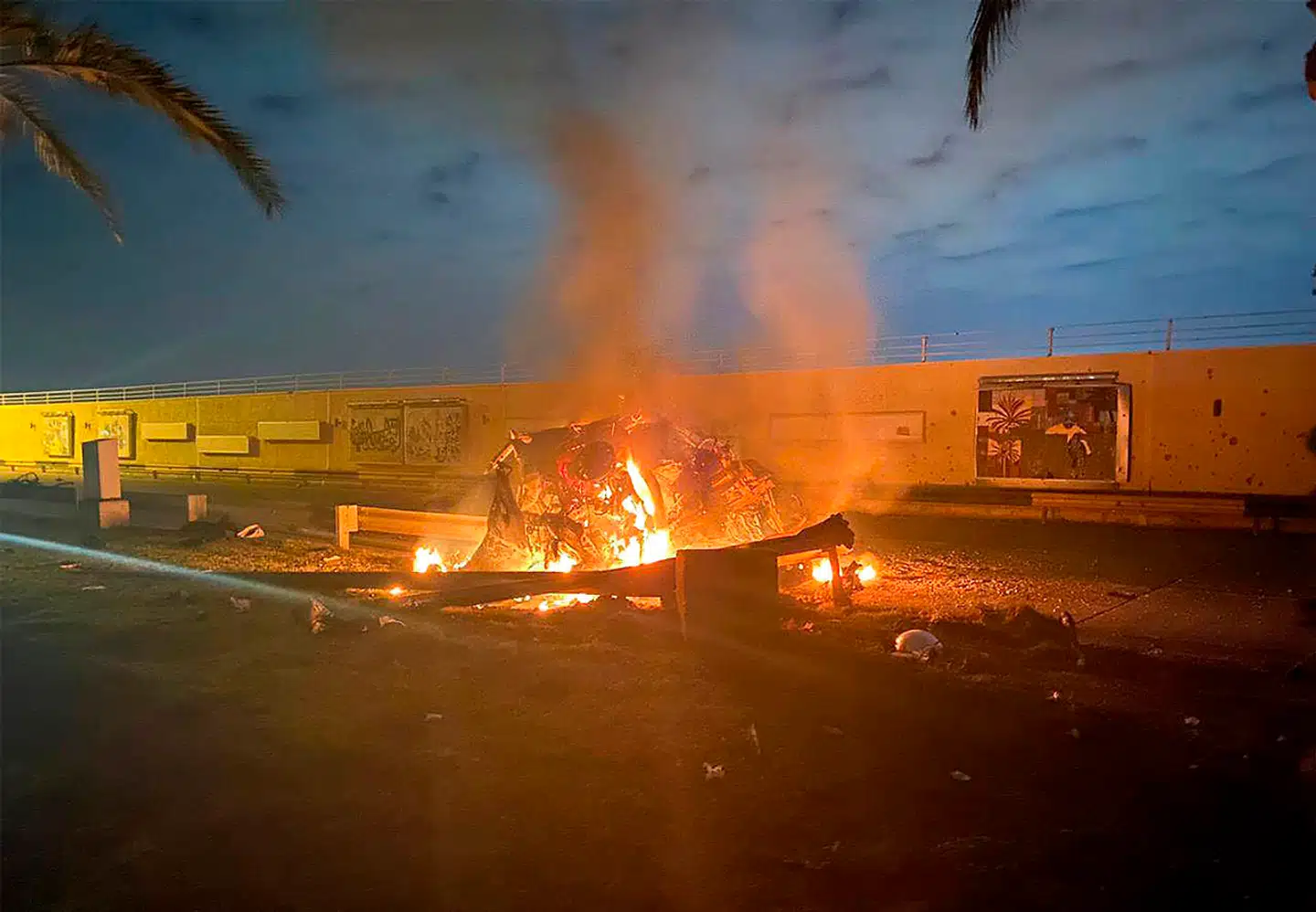 Et billede udgivet af det irakiske militær på Facebook viser en bil i flammer efter et amerikansk angreb nær lufthavnen i Bagdad.
