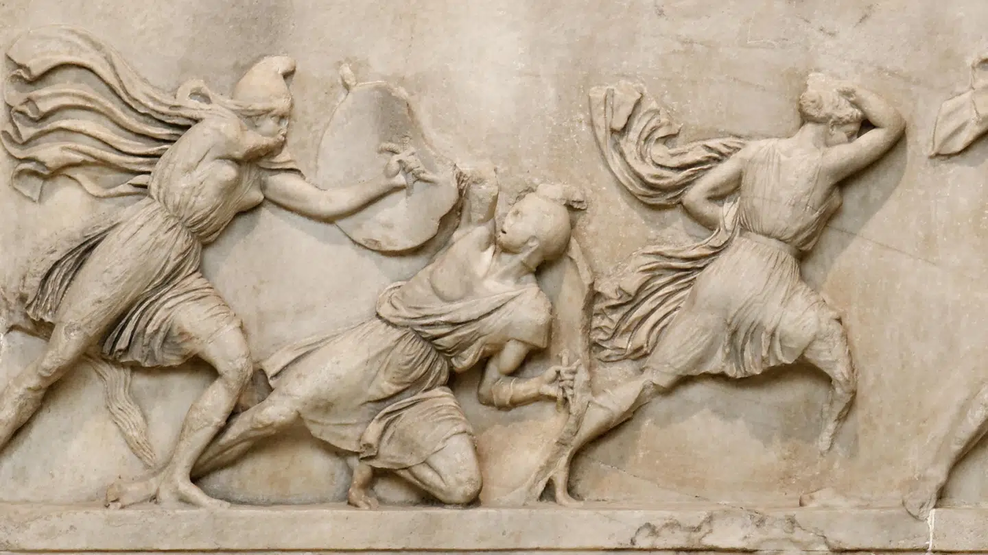 Den såkaldte »Amazonefrise« fra mausolæet i Halikarnassos viser grækere i kamp med amazoner. Foto: Public domain/Wikipedia.