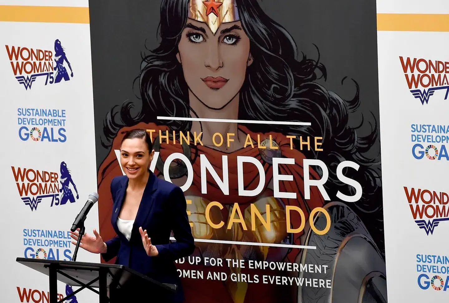Skuespillerinden, Gal Gadot, havde stor succes med filmatiseringen af »Wonder Woman« i 2016. I filmen ser man hvordan Wonder Woman vokser op blandt de kvindelige amazonkrigere på en hemmelig ø.