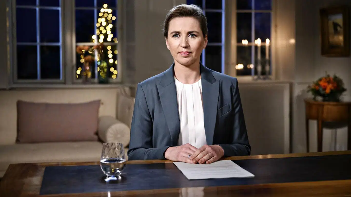 »Så er der alligevel ikke meget at grine af, når man har en påstået venstreorienteret statsminister, der ikke evner at se kritisk på statens magtmonopol og de risici, som det naturligvis indebærer for borgernes frihed,« skriver Anne Sophie Allarp. Statsminister Mette Frederiksen (S) holder sin nytårstale, på Marienborg i Sorgenfri nord for København onsdag 1. januar 2020.