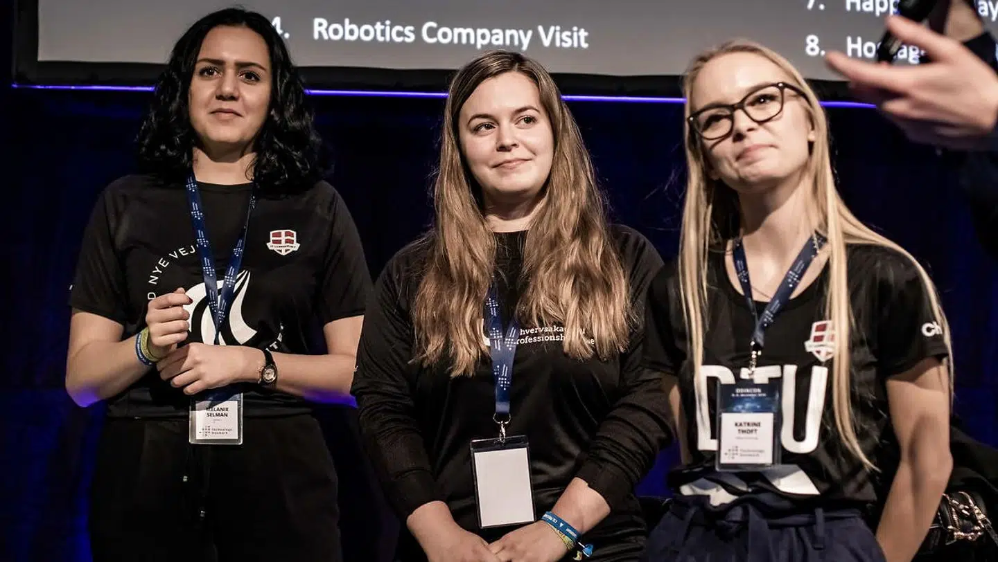 Fra venstre ses Melanie Selman og Marie-Cathrine Sørensen. Yderst til højre Katrine Thoft, der studerer på DTU