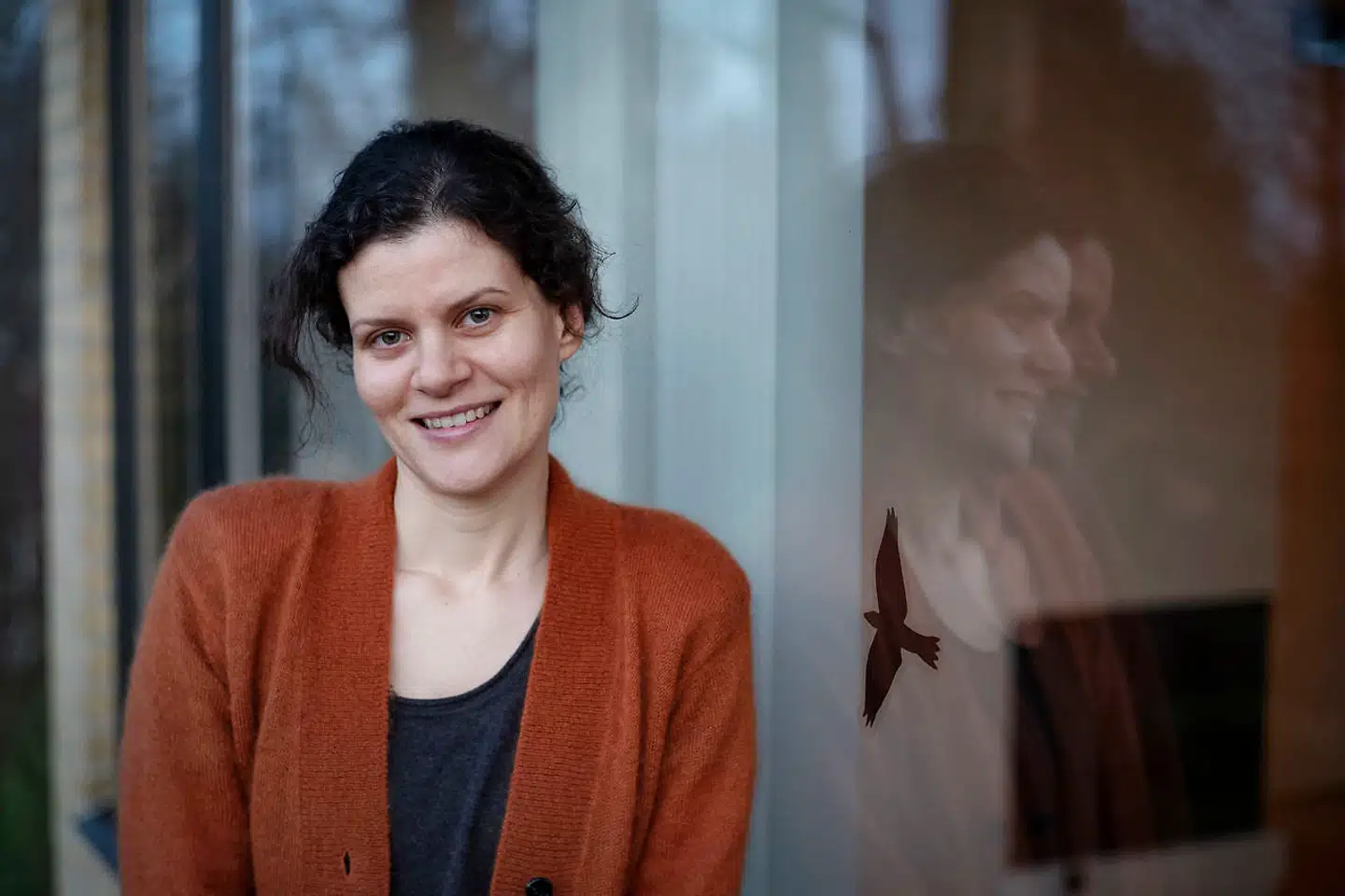 Dina Revsgaard arbejder på at blive økonomisk uafhængig. Hun er inspireret af Pernille Wahlgren, der har investeret så meget i aktier, at hun kunne gå på pension som 44-årig.