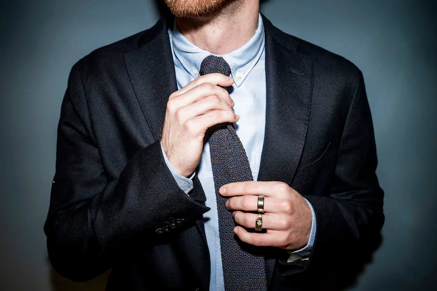 Den store modetendens i det danske erhvervsliv er et stadig større sammenfald mellem fritid og arbejde. Men ifølge headhunter Jakob Stengel bør man dog være opmærksom på globaliseringens betydning, når det kommer til forretningspåklædning.